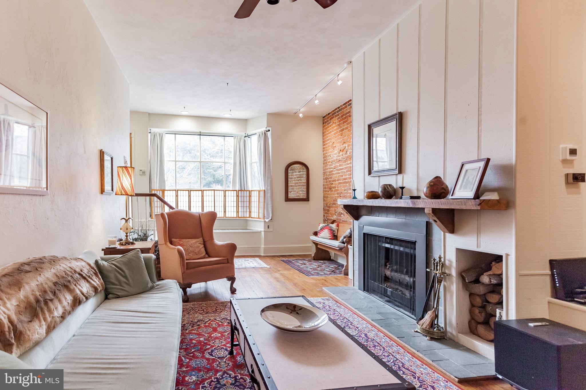 QUEEN VILLAGE - Residential