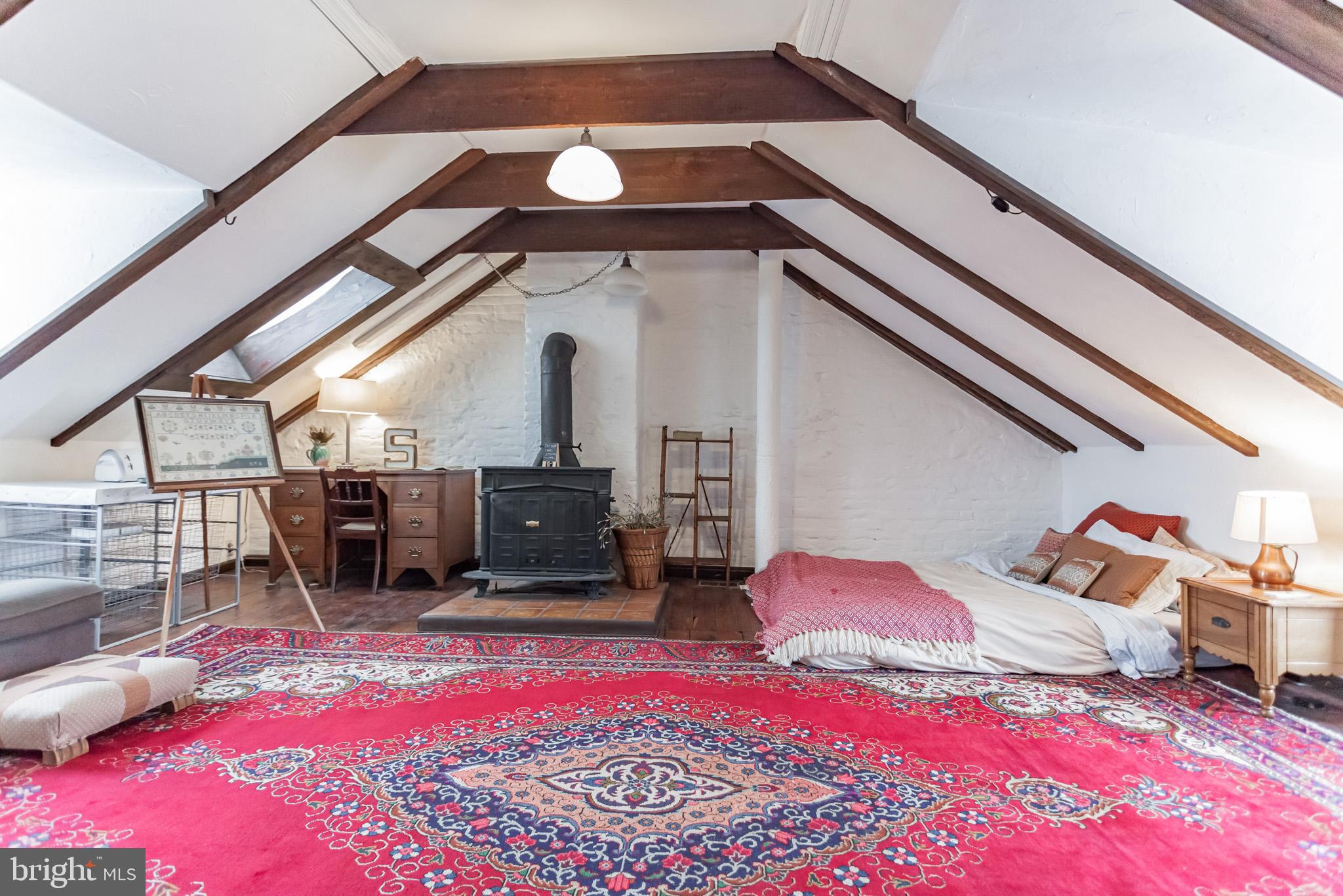 QUEEN VILLAGE - Residential