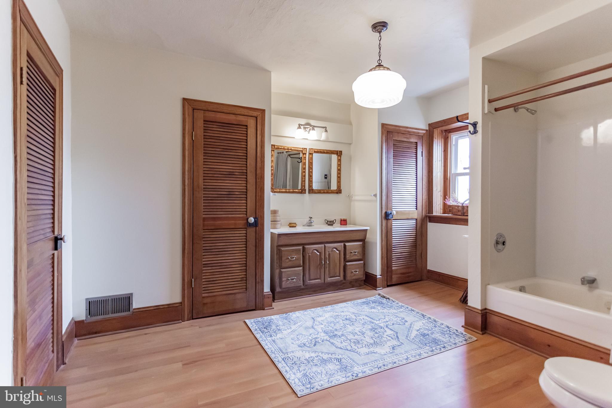 QUEEN VILLAGE - Residential