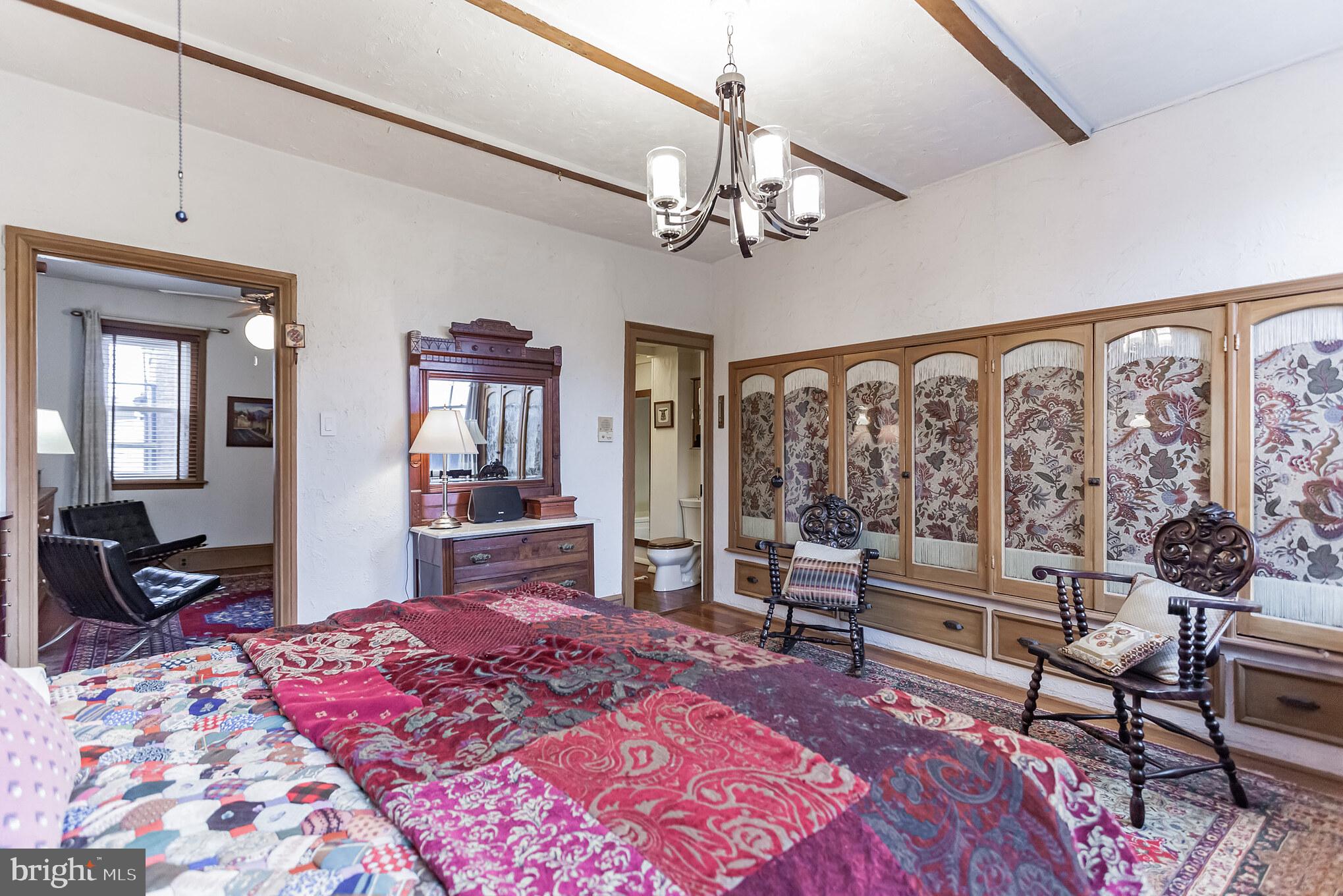 QUEEN VILLAGE - Residential