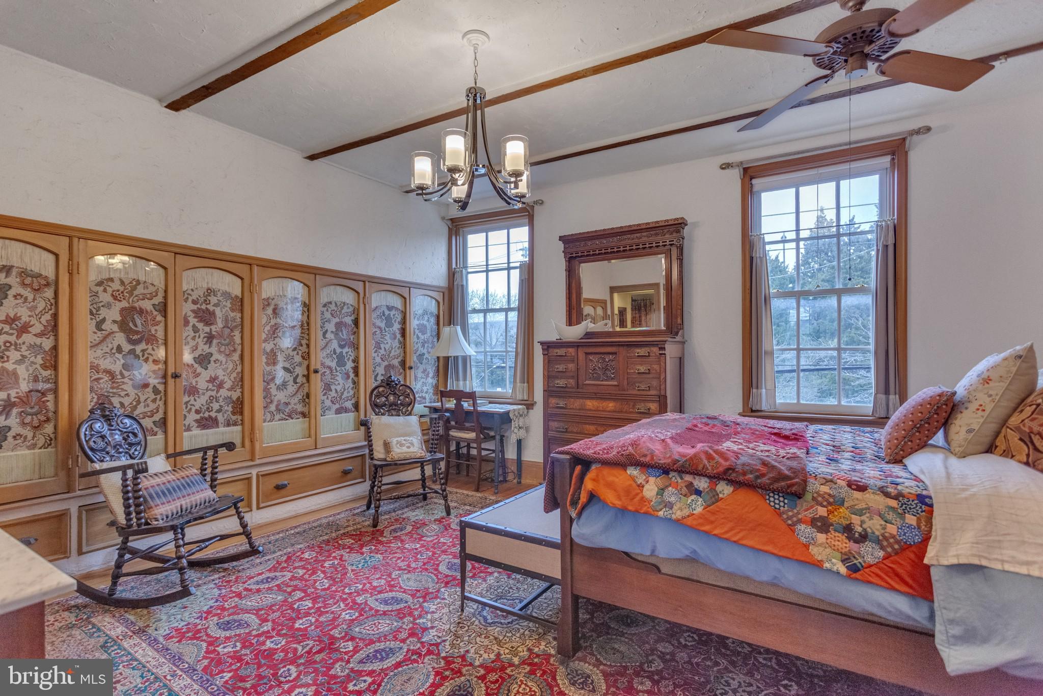 QUEEN VILLAGE - Residential