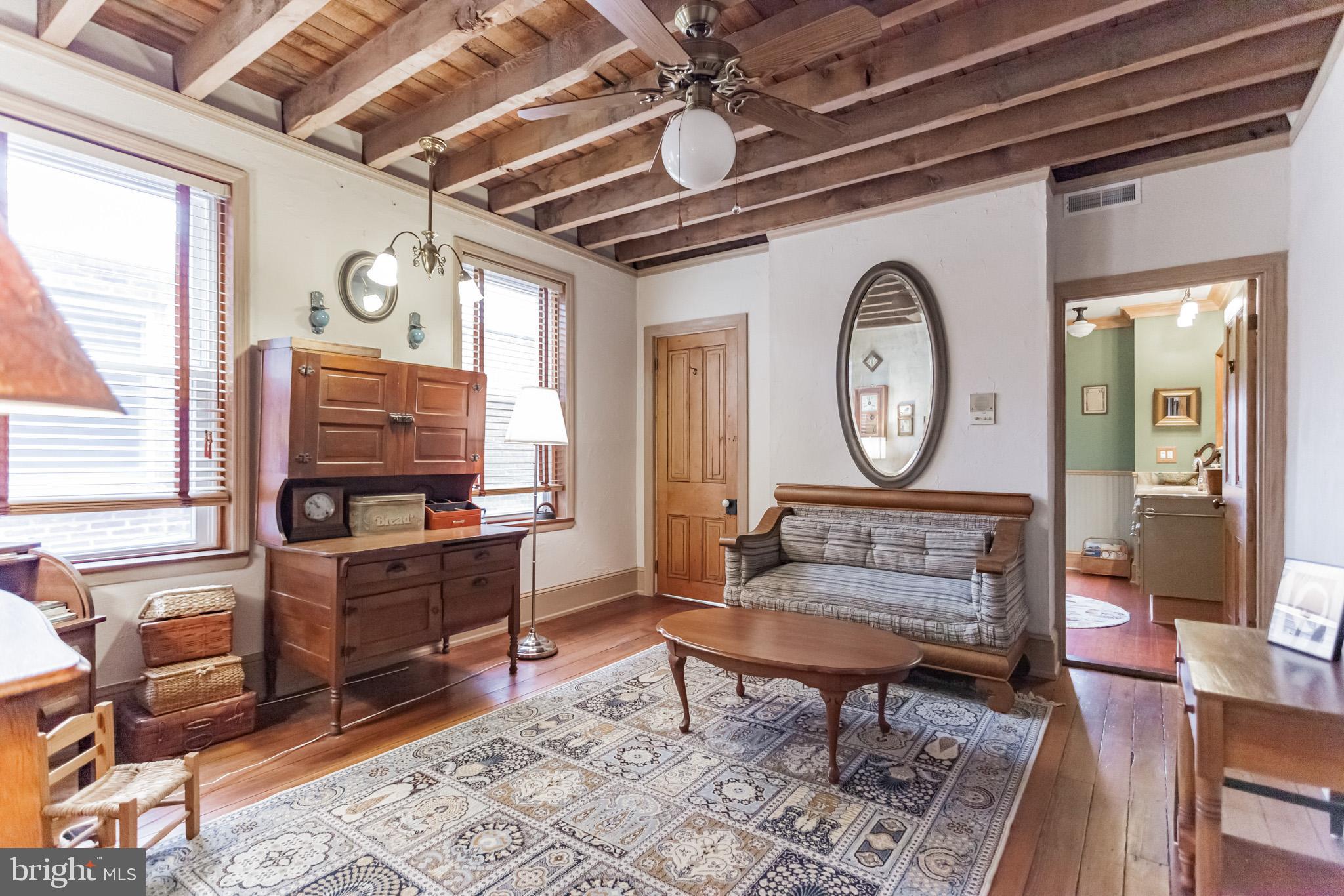 QUEEN VILLAGE - Residential