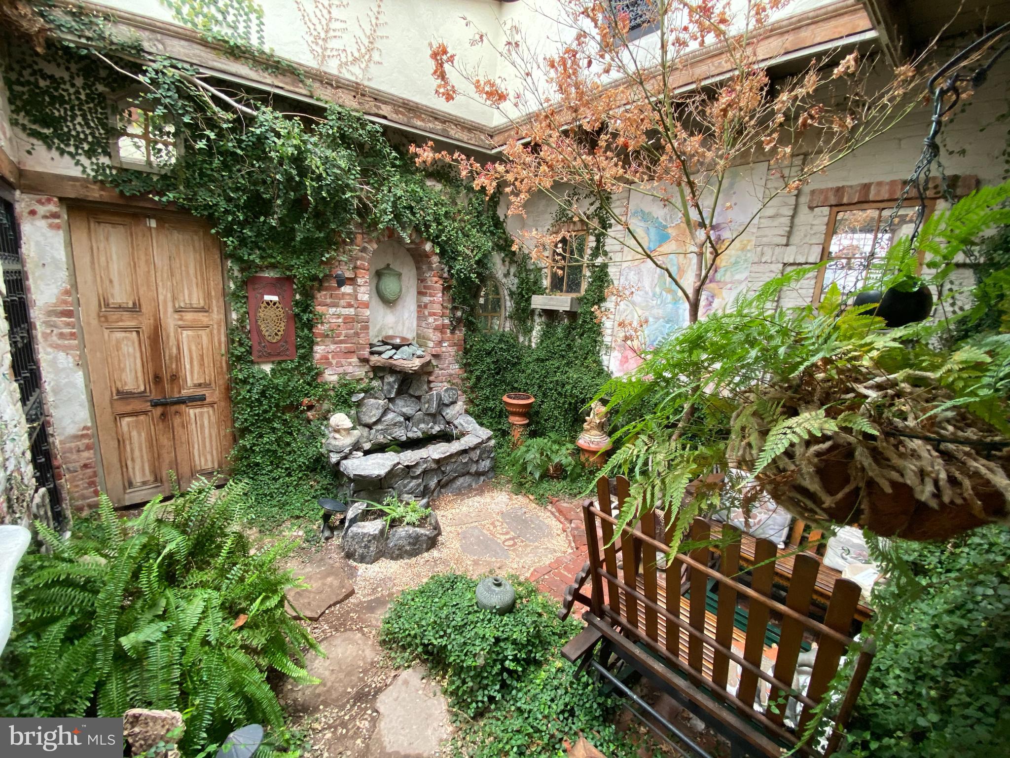 QUEEN VILLAGE - Residential