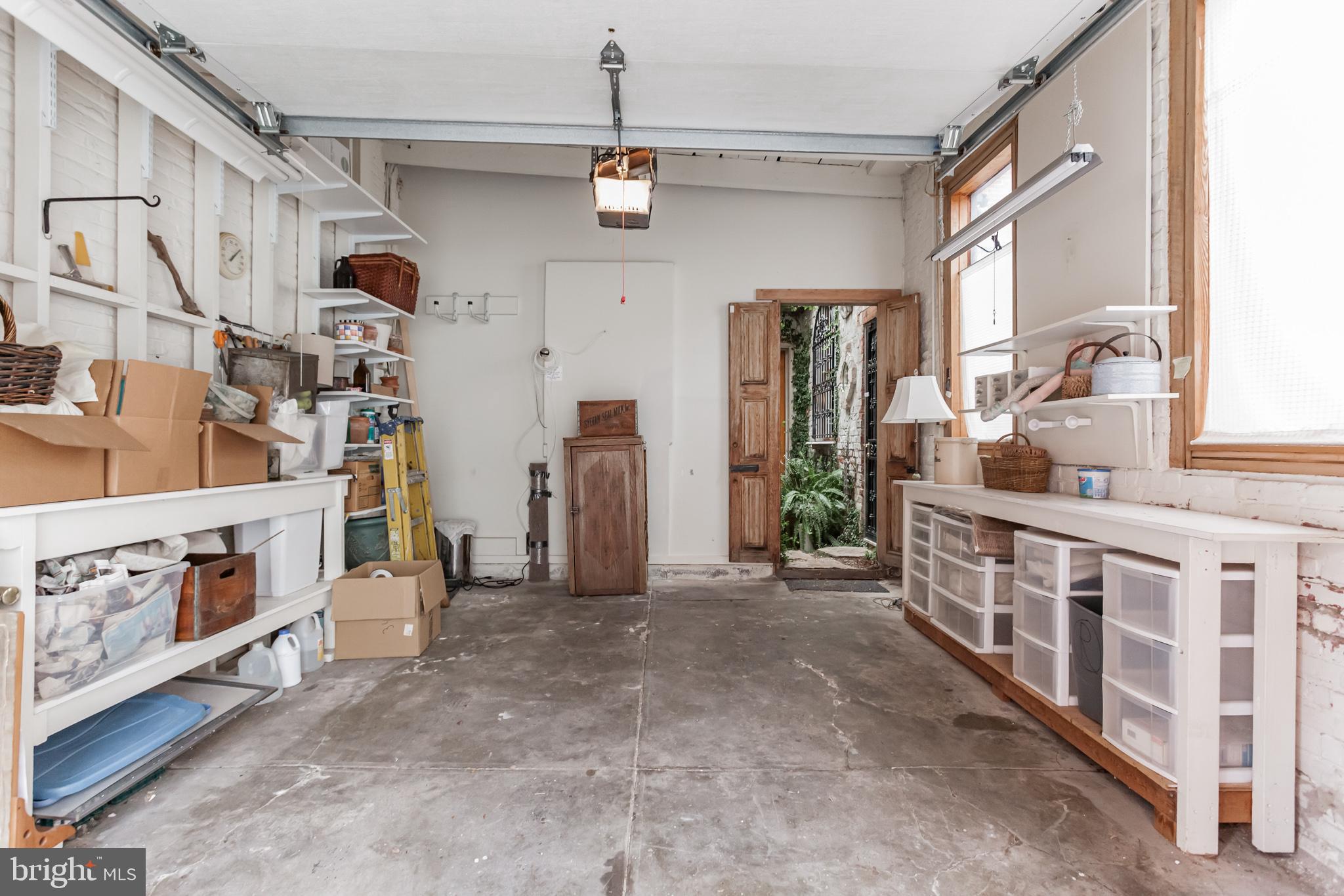 QUEEN VILLAGE - Residential