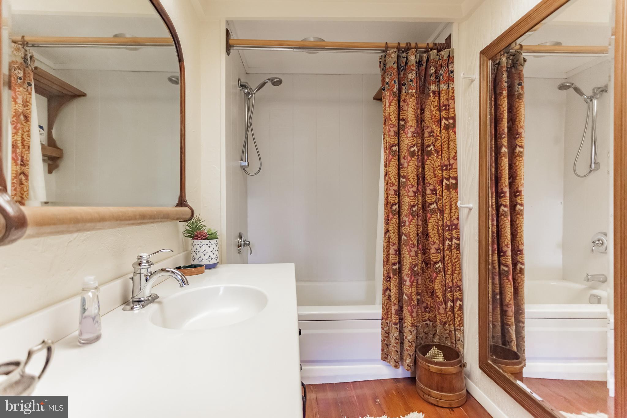 QUEEN VILLAGE - Residential