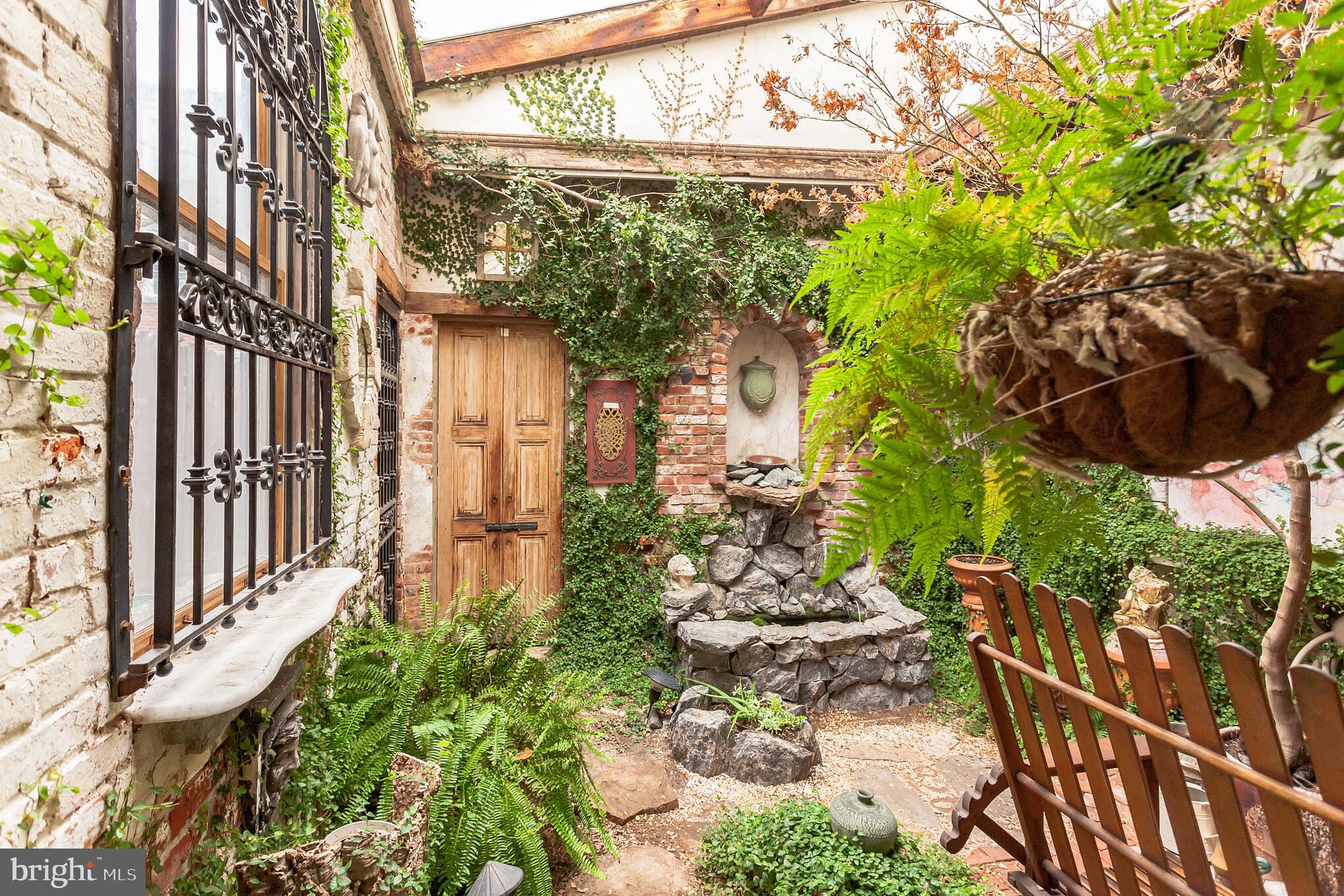 QUEEN VILLAGE - Residential