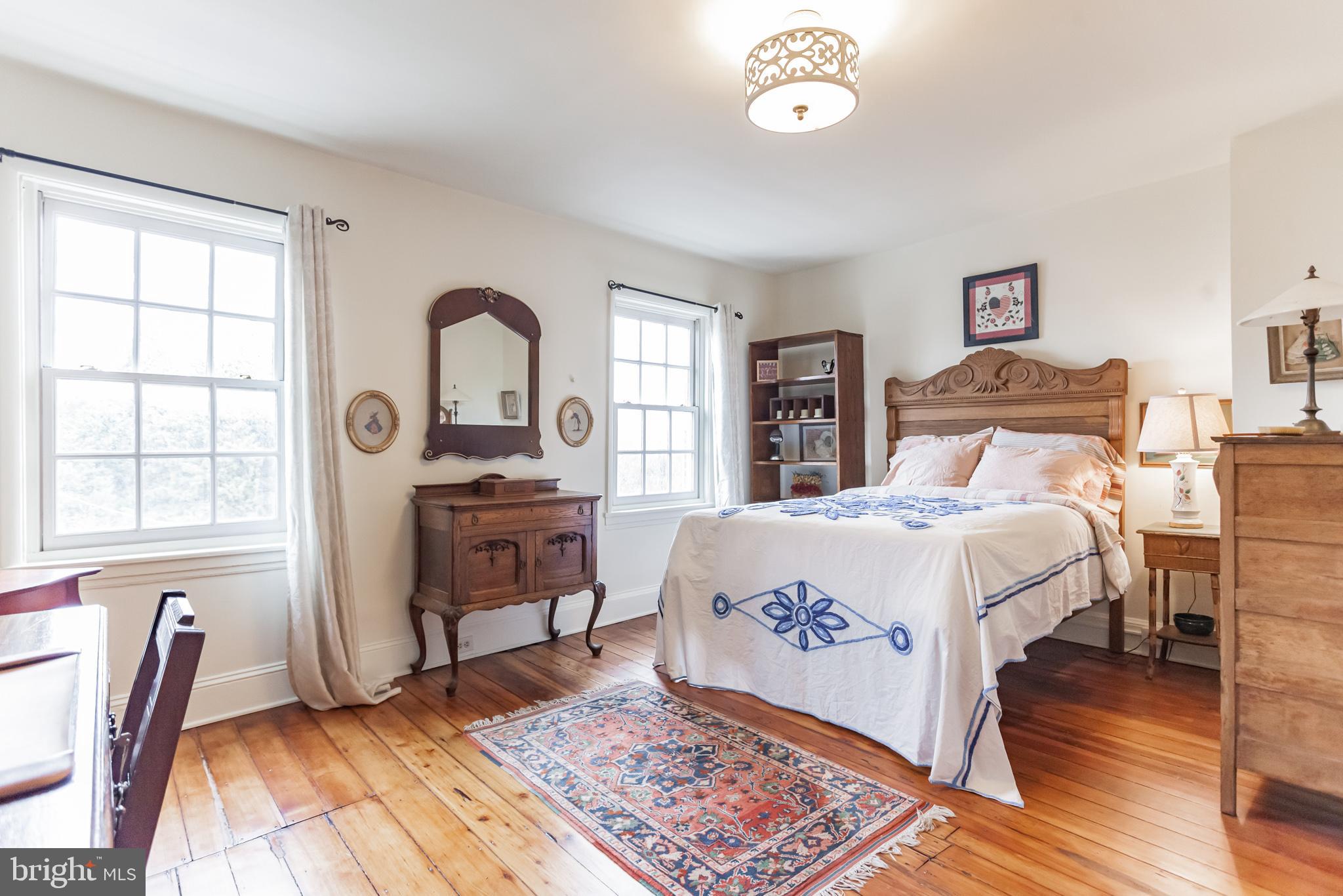 QUEEN VILLAGE - Residential