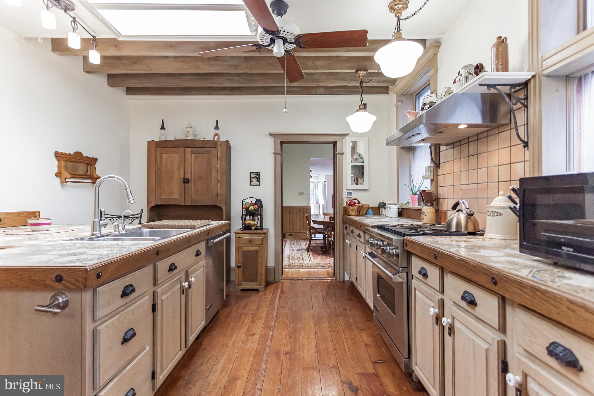 QUEEN VILLAGE - Residential