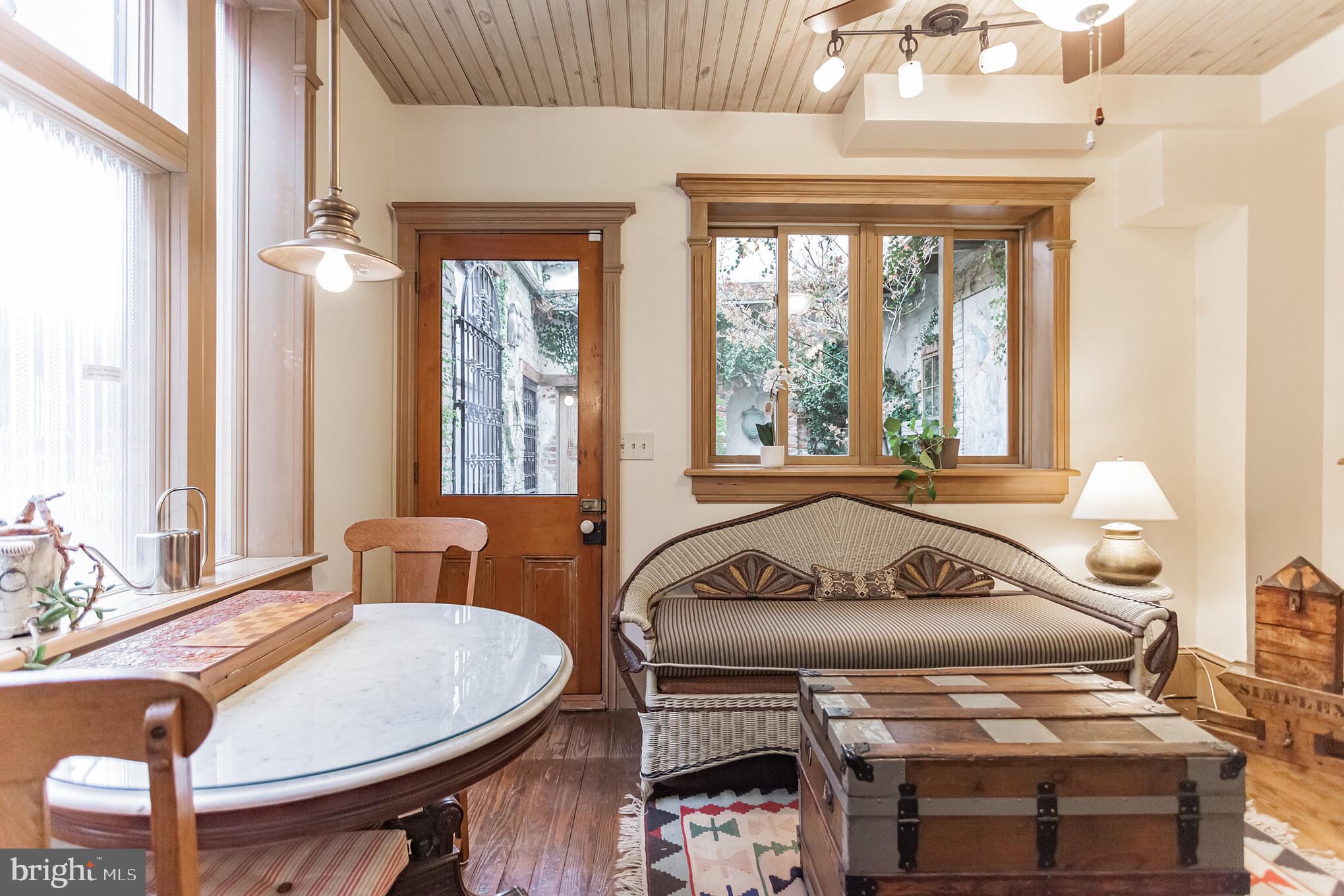 QUEEN VILLAGE - Residential