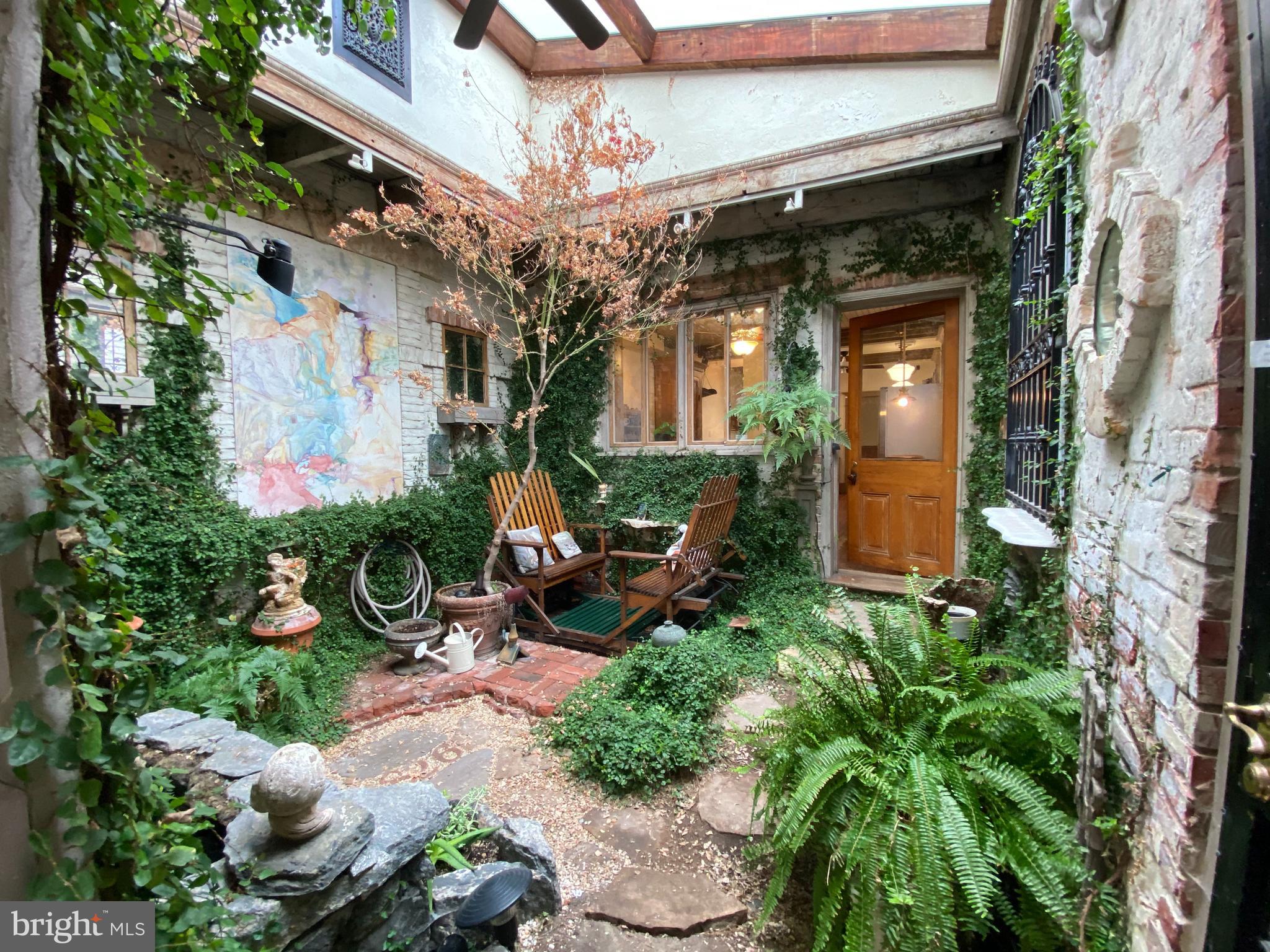 QUEEN VILLAGE - Residential