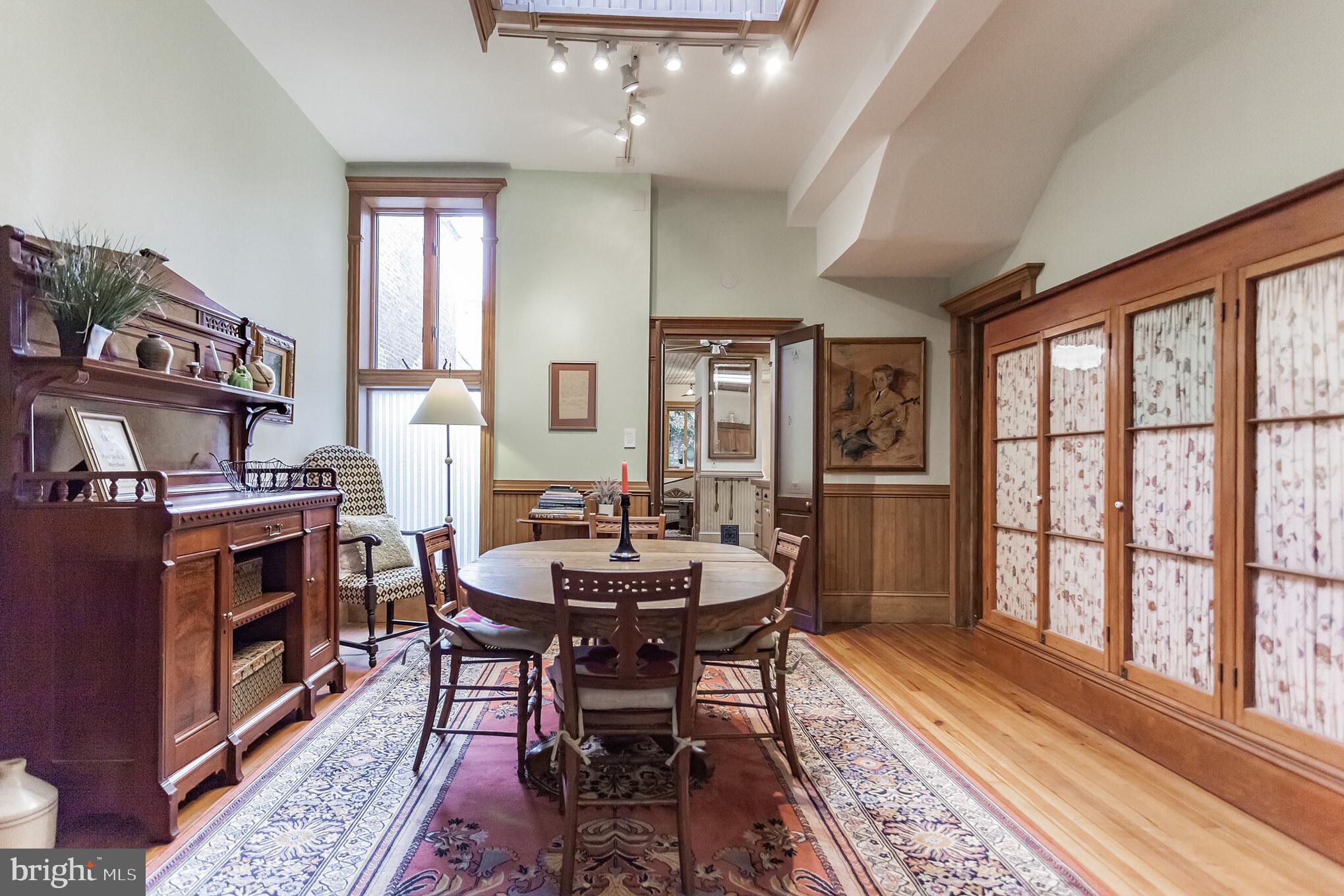 QUEEN VILLAGE - Residential