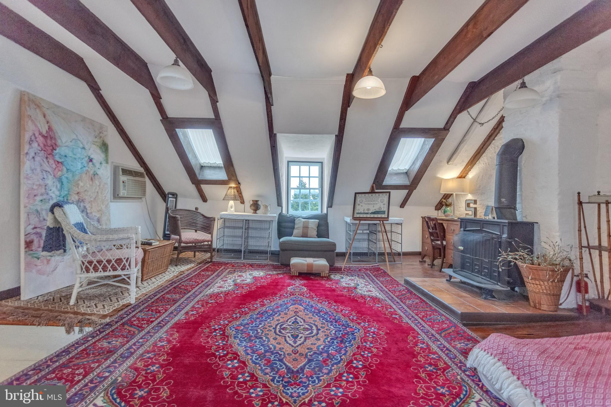 QUEEN VILLAGE - Residential