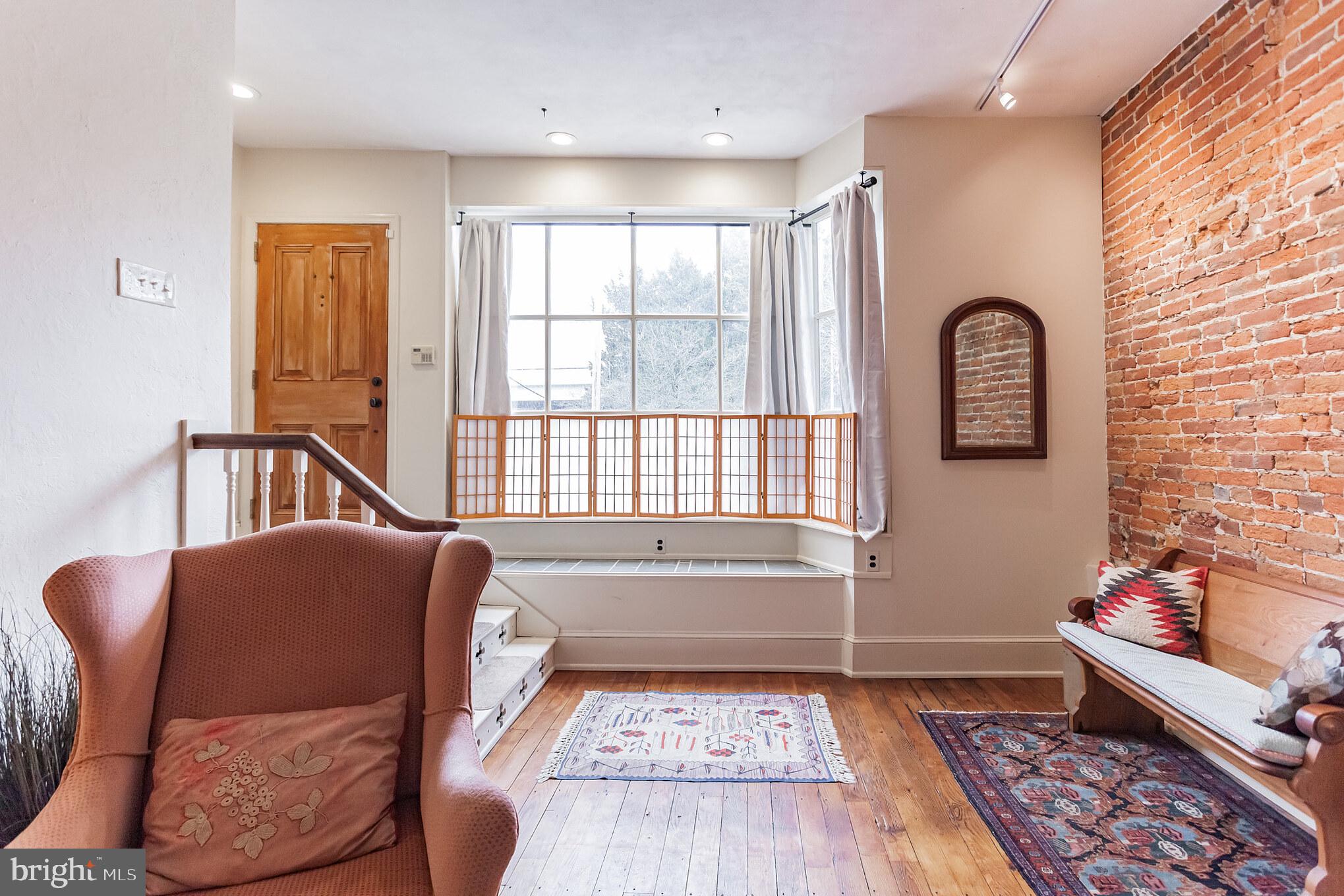 QUEEN VILLAGE - Residential