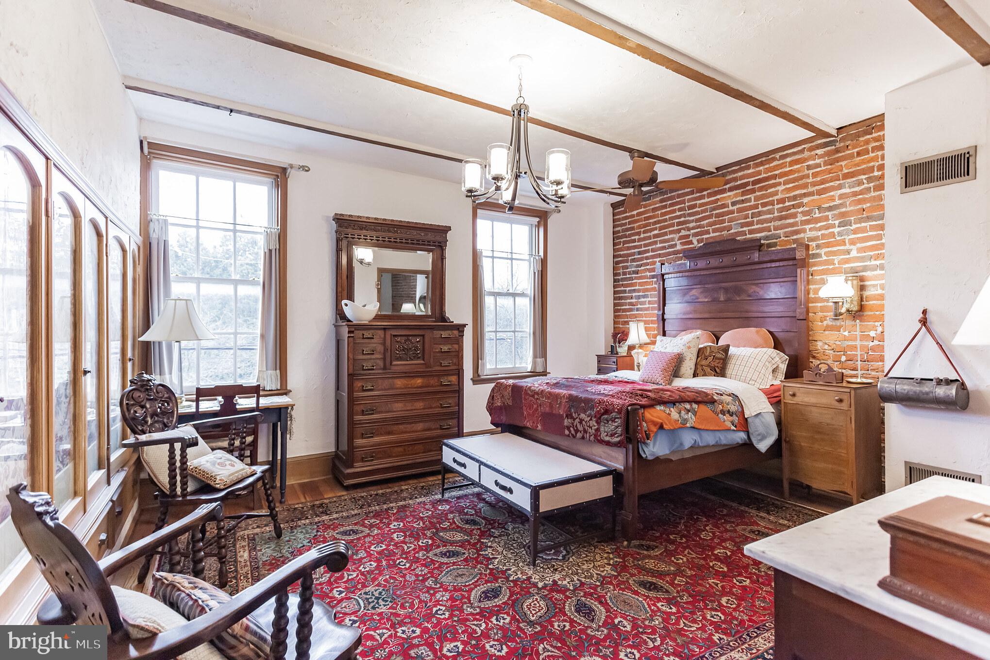 QUEEN VILLAGE - Residential