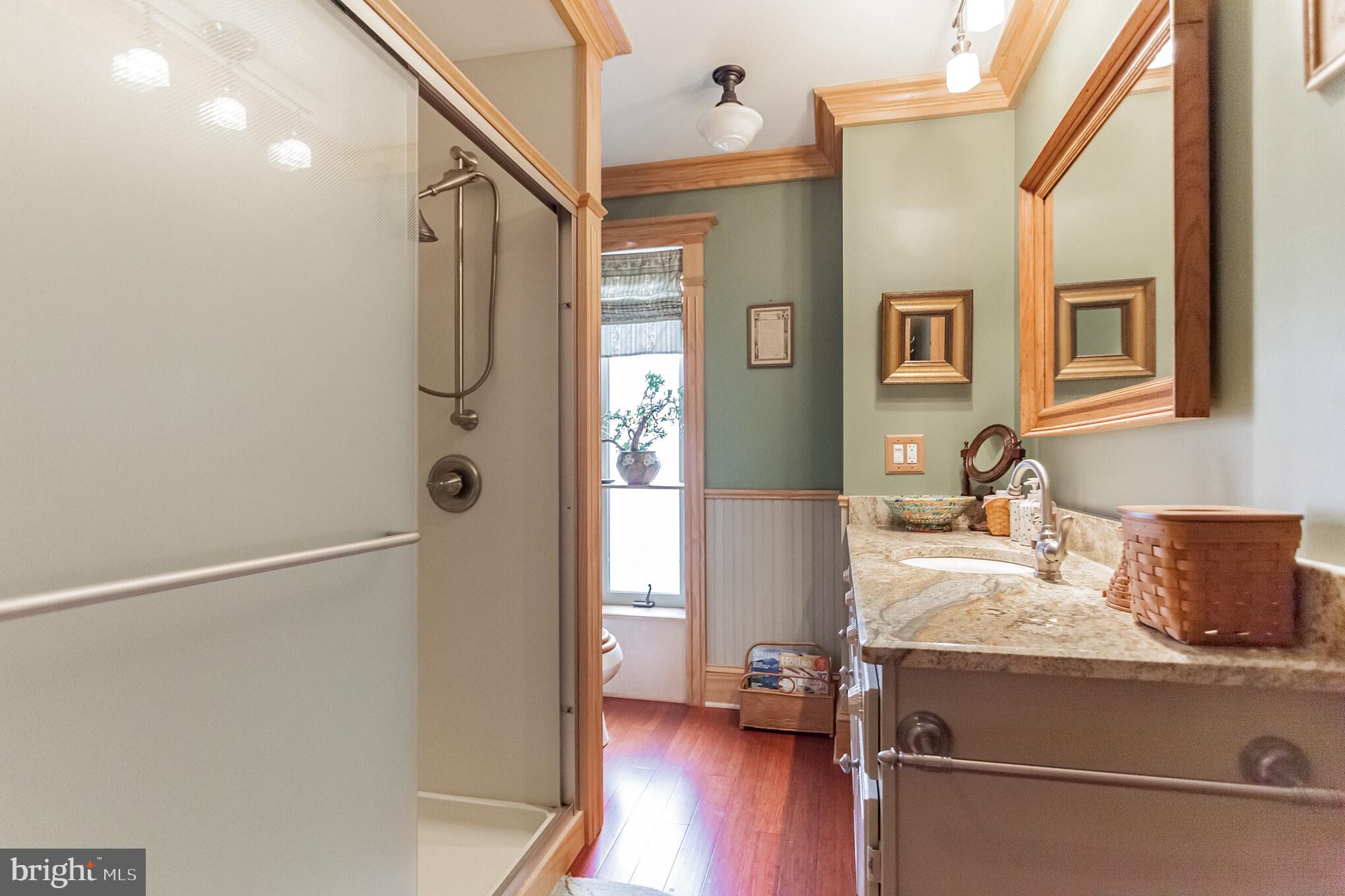 QUEEN VILLAGE - Residential