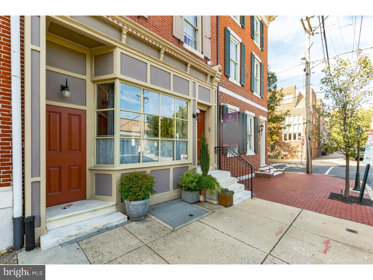 QUEEN VILLAGE - Residential