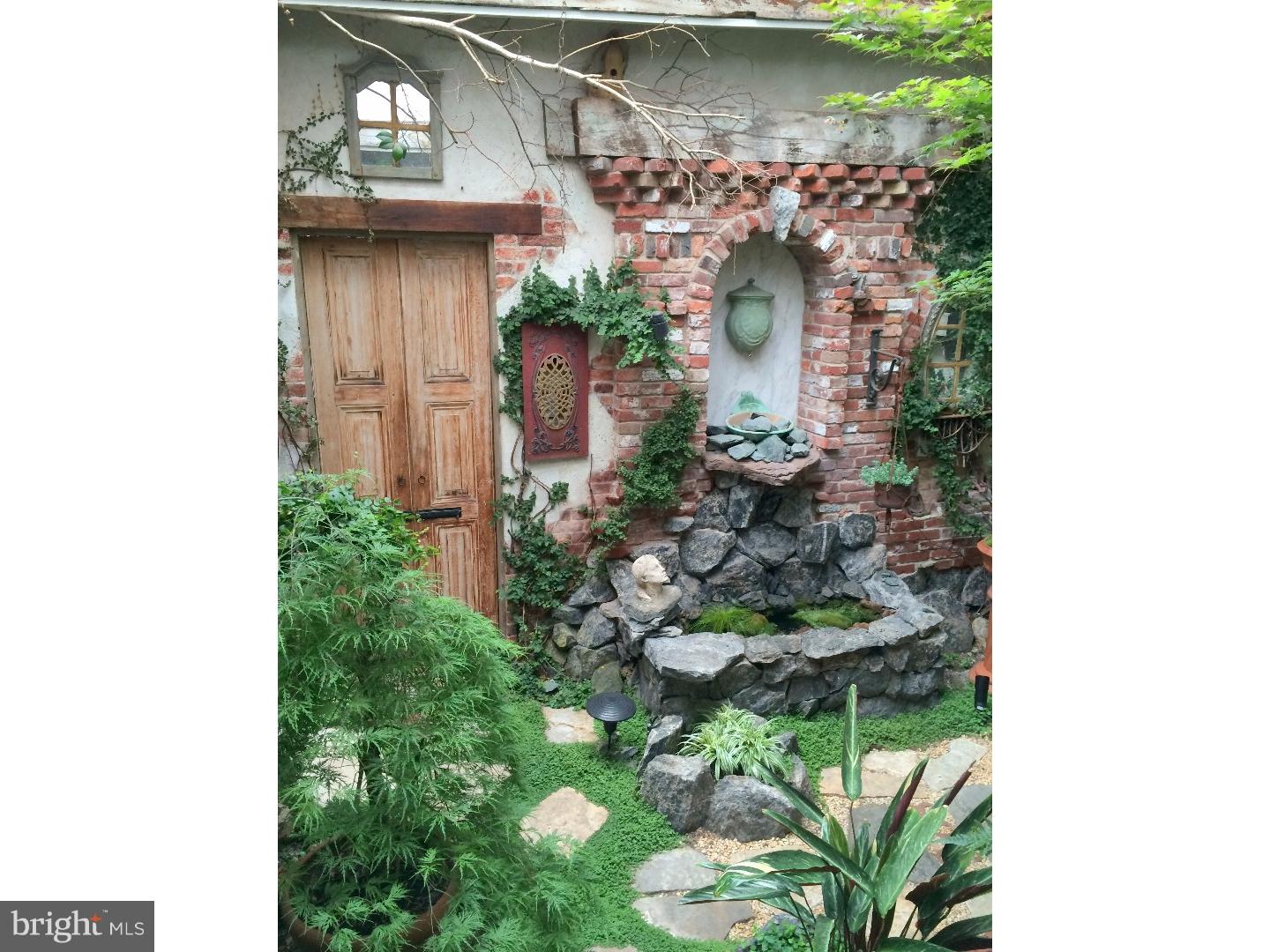 QUEEN VILLAGE - Residential