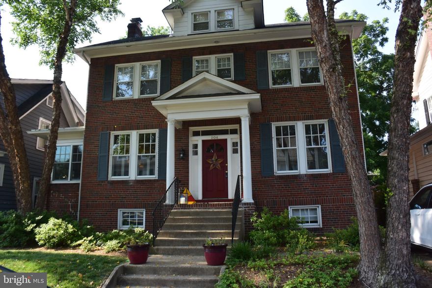 Classic light filled Rosemont colonial with 5 bedrooms, 3.5 baths. Great kitchen expansion with breakfast and family room.  Stainless steel kitchen appliances, granite kitchen countertops, crown molding, new and updated baths, hardwood floors.  Spacious deck overlooks the enclosed back yard which has mature trees and plantings. Full basement with good storage. Separate laundry room.  Primary bedroom with en suite bath.  Off street parking. Fireplace in the living room and also the family room.  Close to two Metro stops - King and Braddock, walk to Old Town and Del Ray.  Pets, case by case, with an extra deposit, dogs only.

Lease must end by 6/30/22 or 6/30/23.