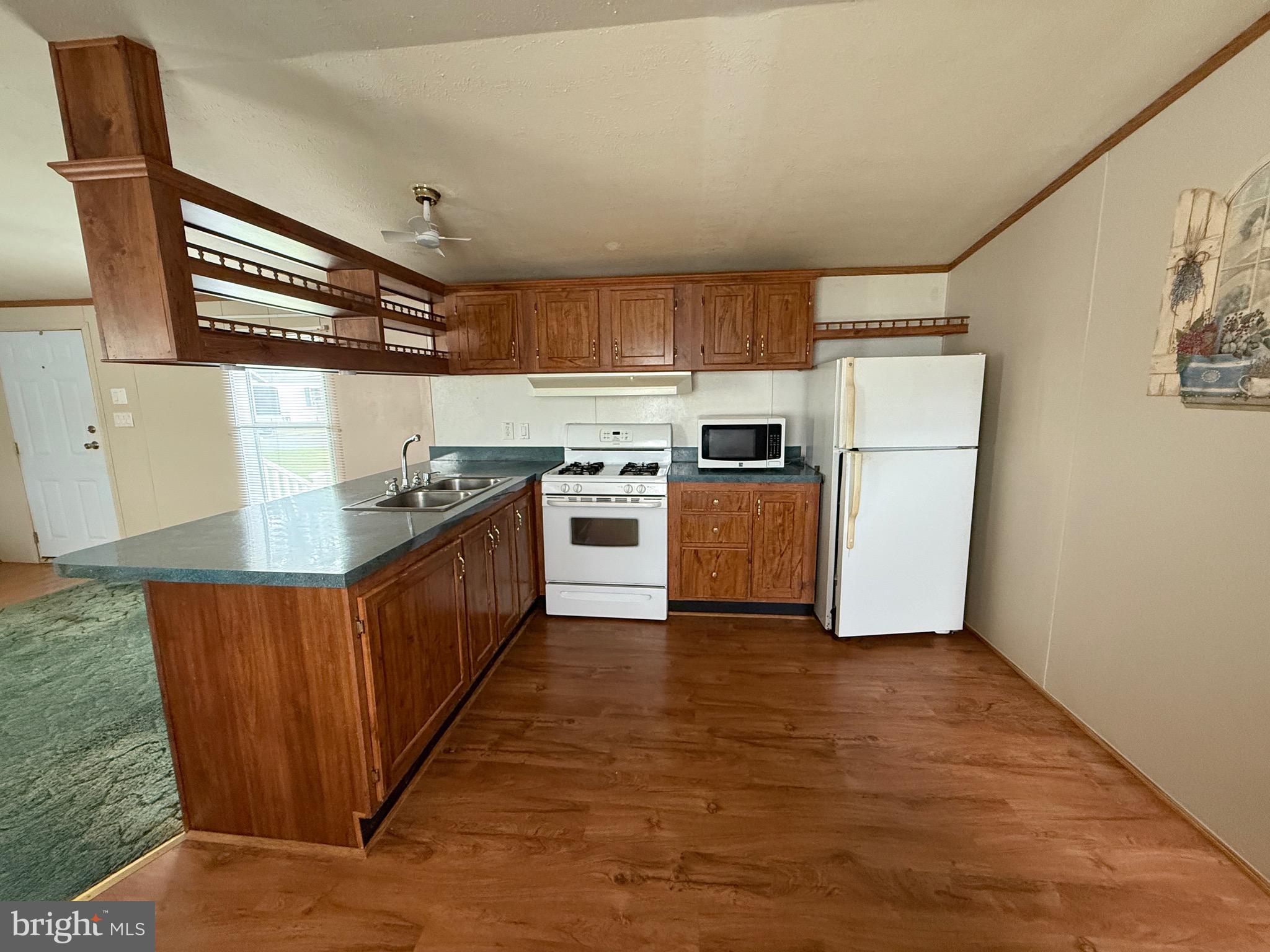 COUNTRY ESTATES - Residential