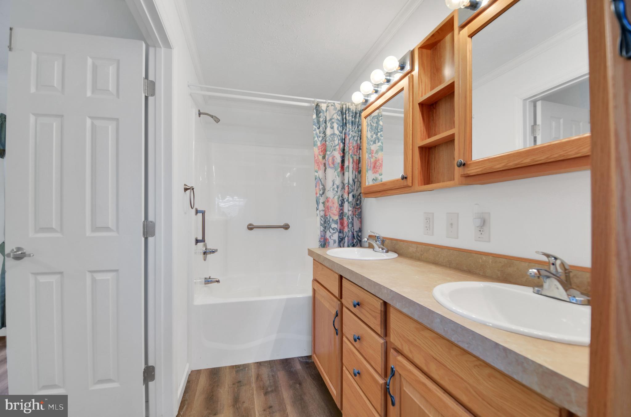 LAUREL COMMONS - Residential