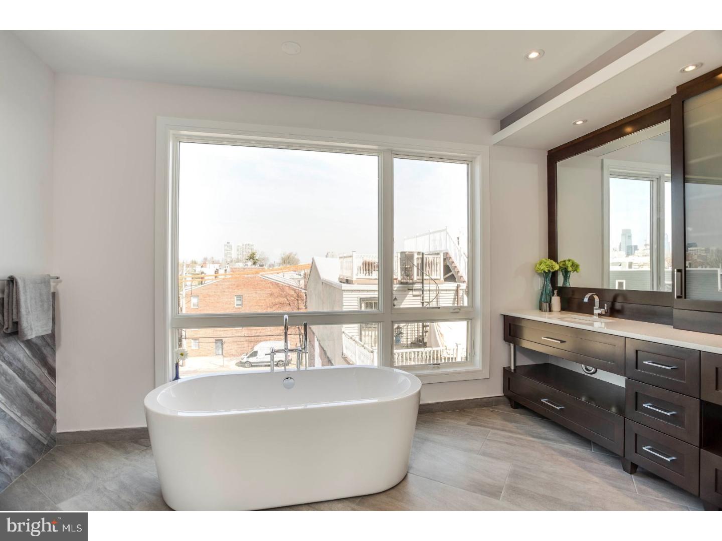 QUEEN VILLAGE - Residential