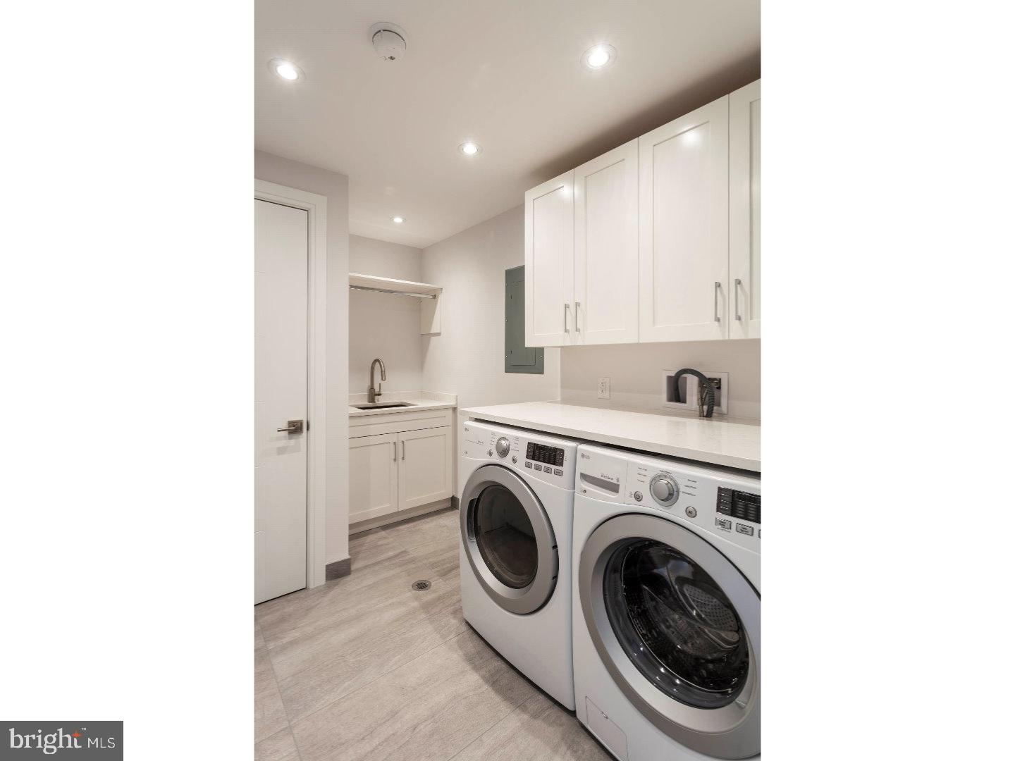 QUEEN VILLAGE - Residential