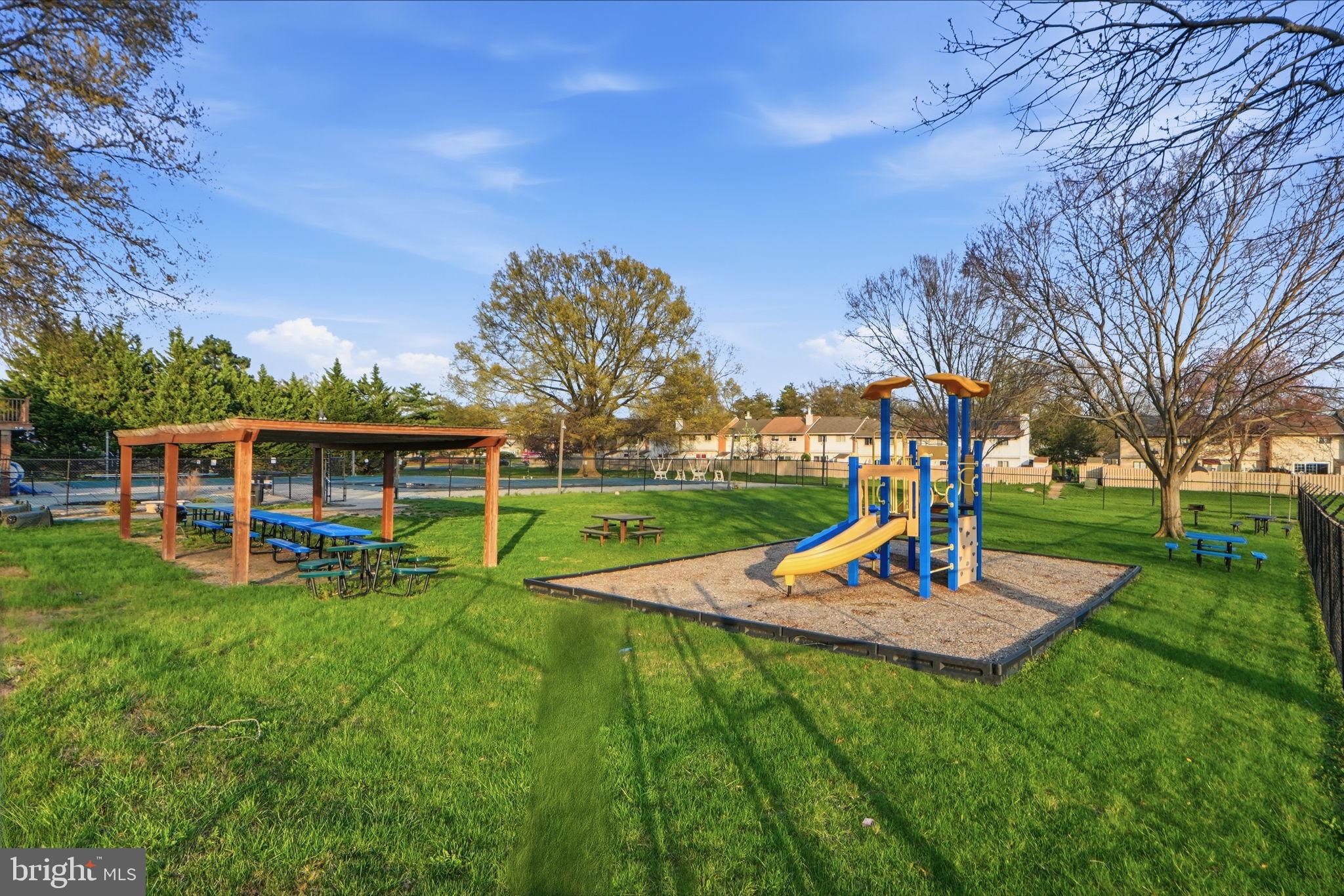 FOUR SEASONS - Residential