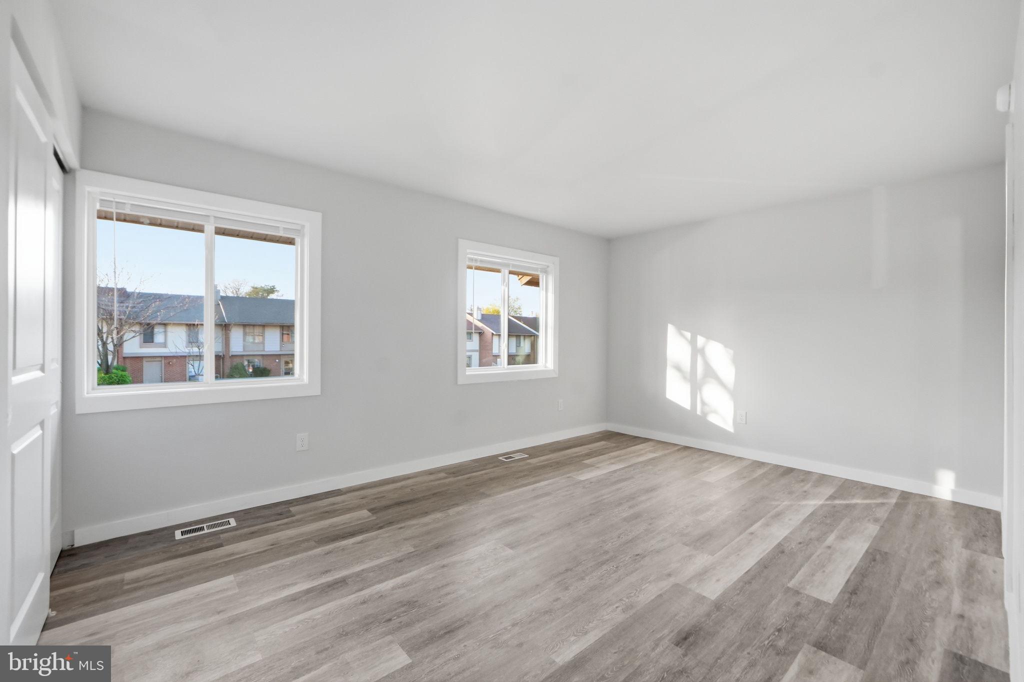 FOUR SEASONS - Residential