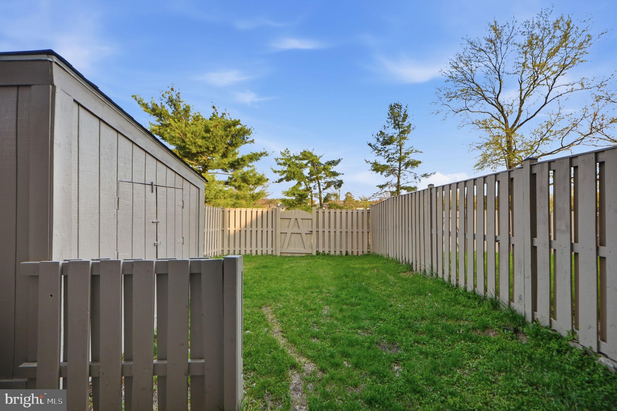 FOUR SEASONS - Residential