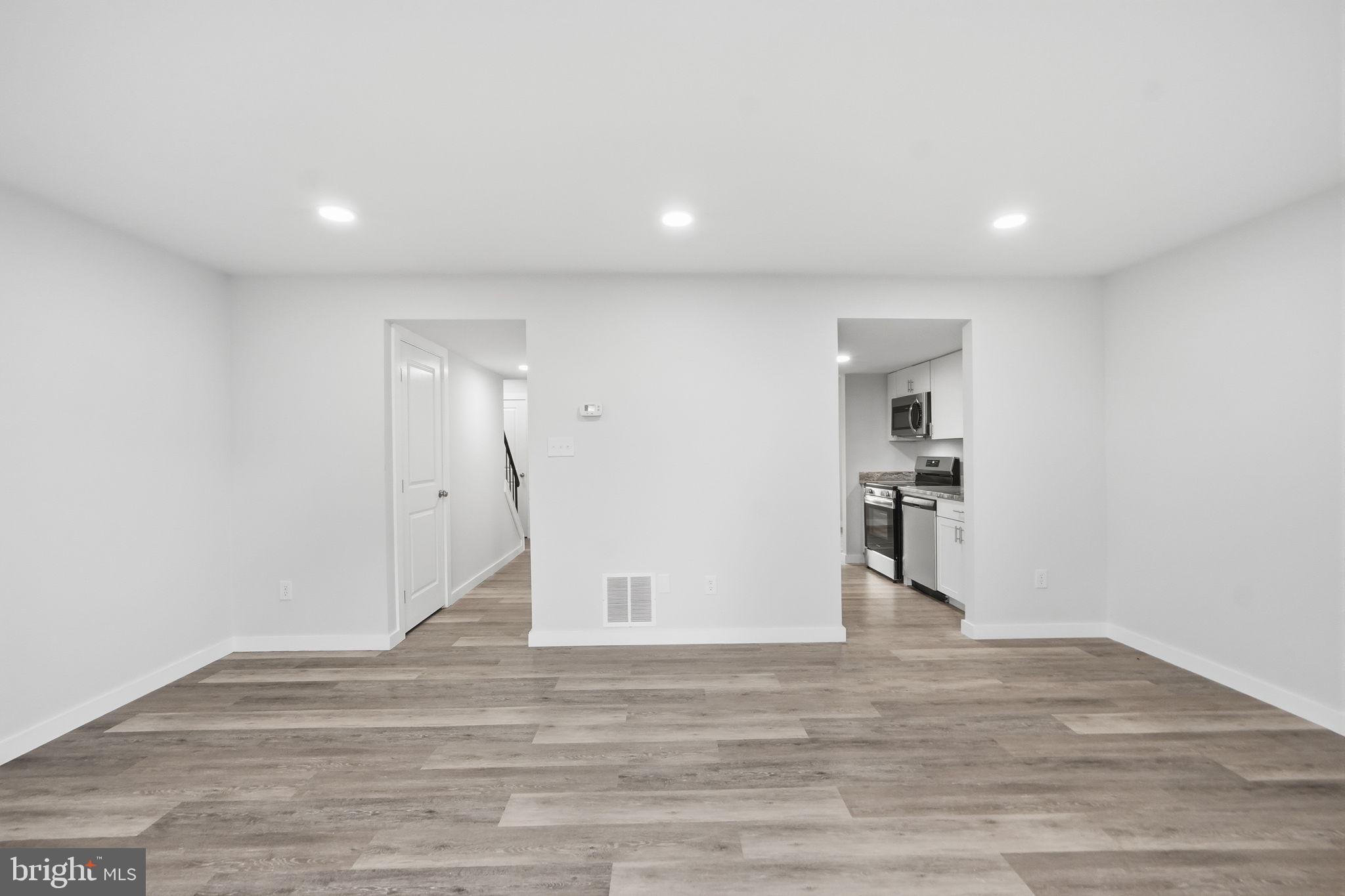 FOUR SEASONS - Residential