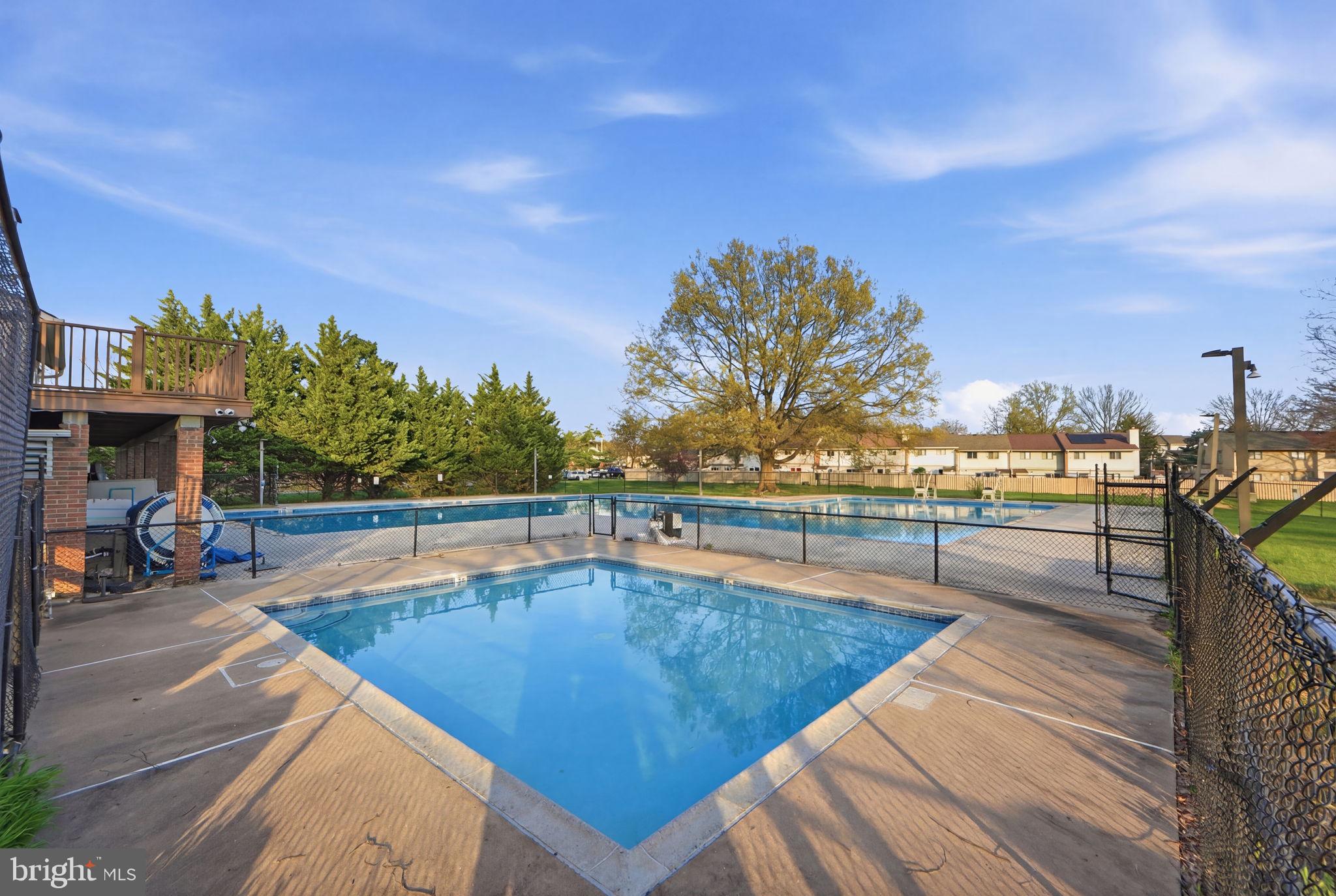 FOUR SEASONS - Residential