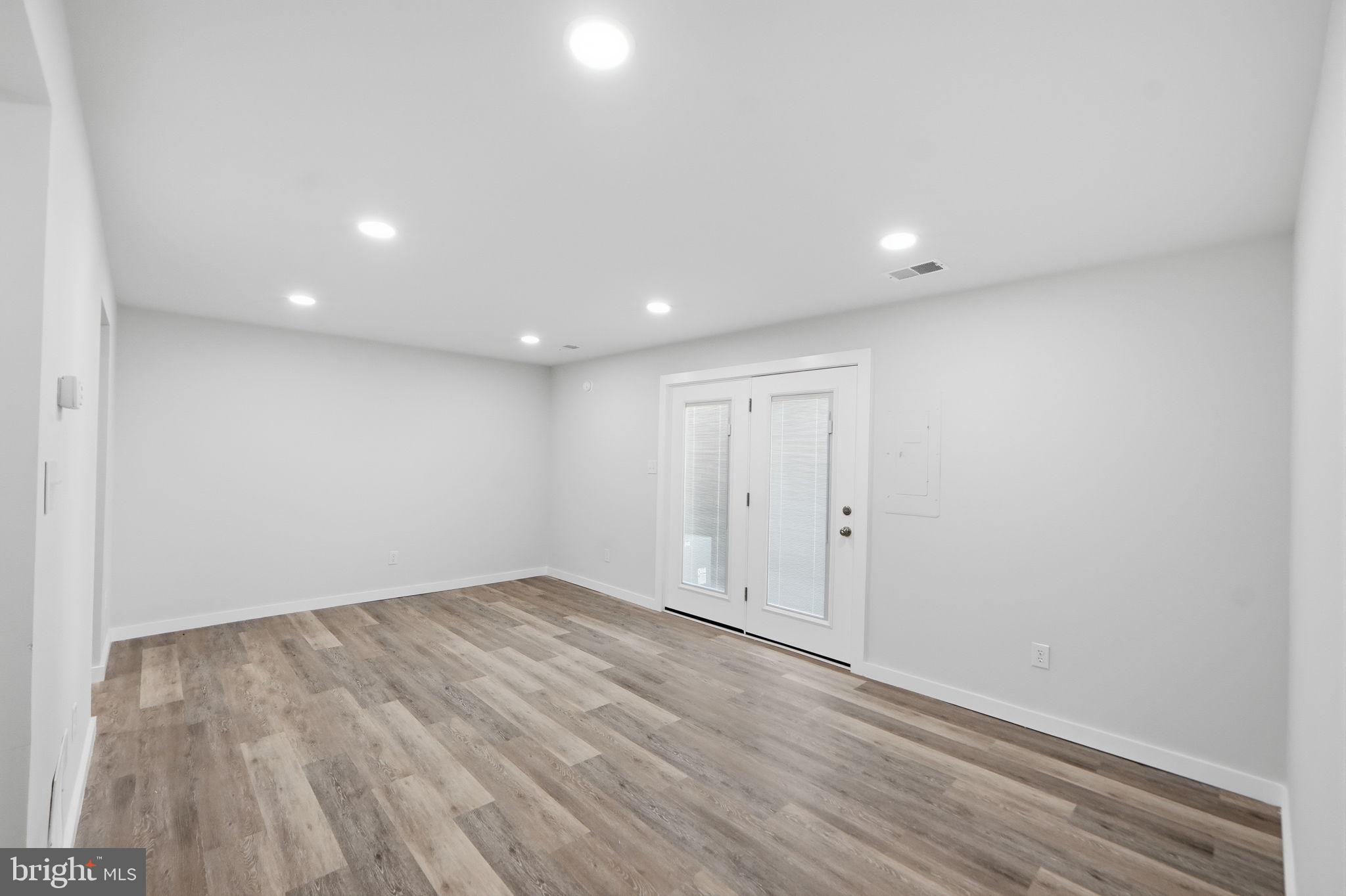 FOUR SEASONS - Residential