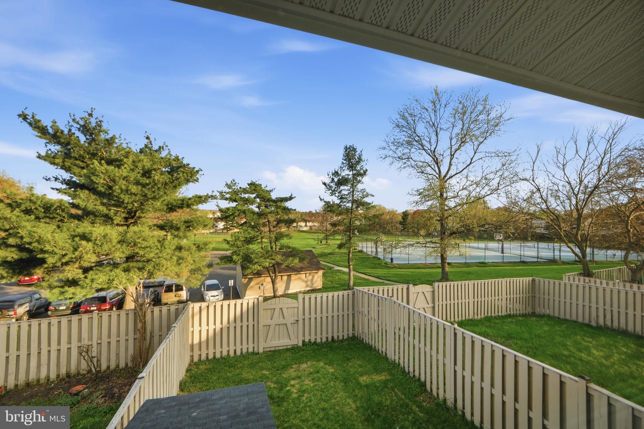 FOUR SEASONS - Residential