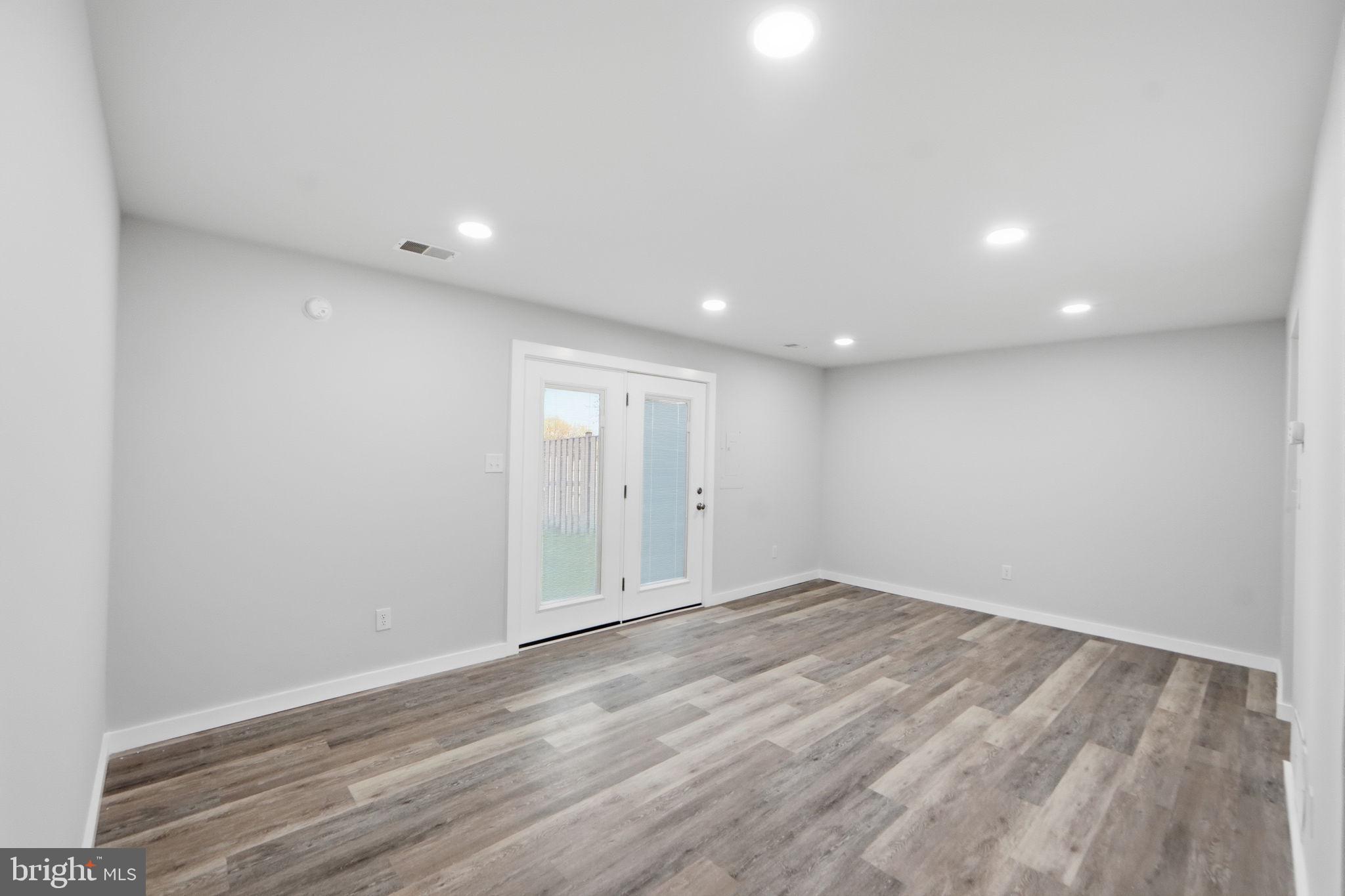 FOUR SEASONS - Residential