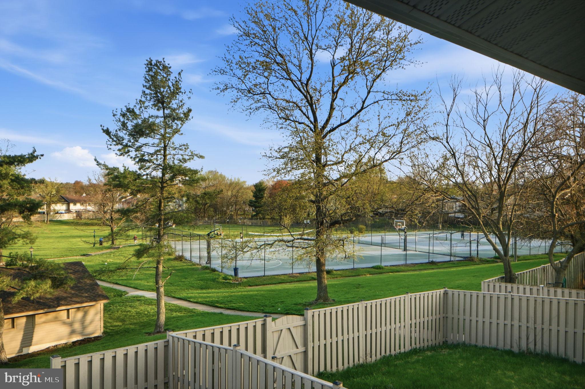 FOUR SEASONS - Residential