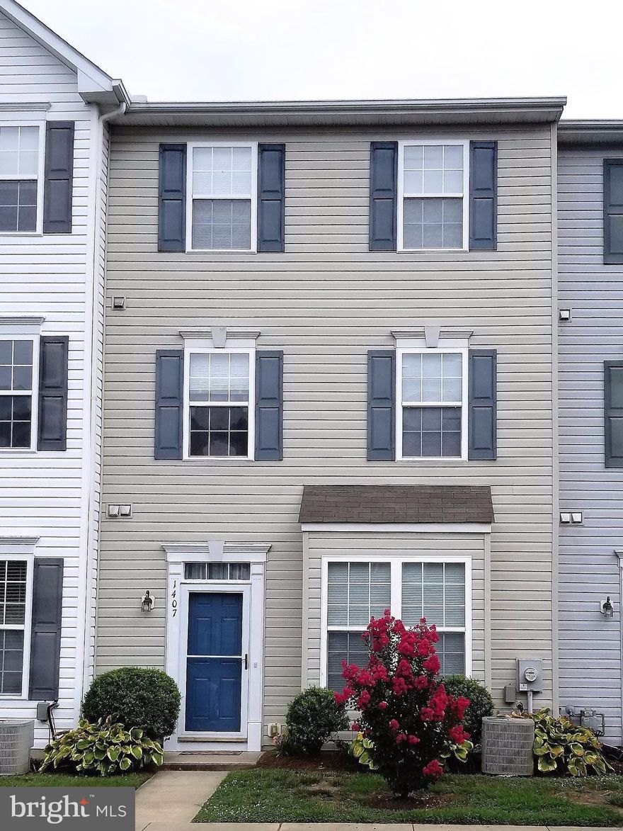 Very Clean, Well Maintained 3 Bedroom, 2.5 Bath Townhouse.....neutral colors/large rooms, private master suite on 3rd floor, second floor laundry, spacious living room, dining area off kitchen and nicely landscaped.... community offers clubhouse, pool, tot lots & boat/RV storage.....Must See, Move-in Condition...