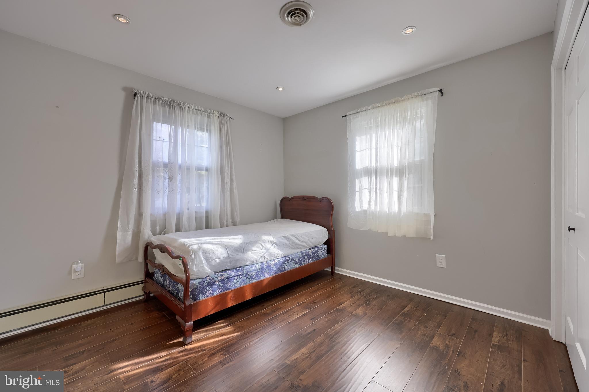 LAUREL WOODS - Residential