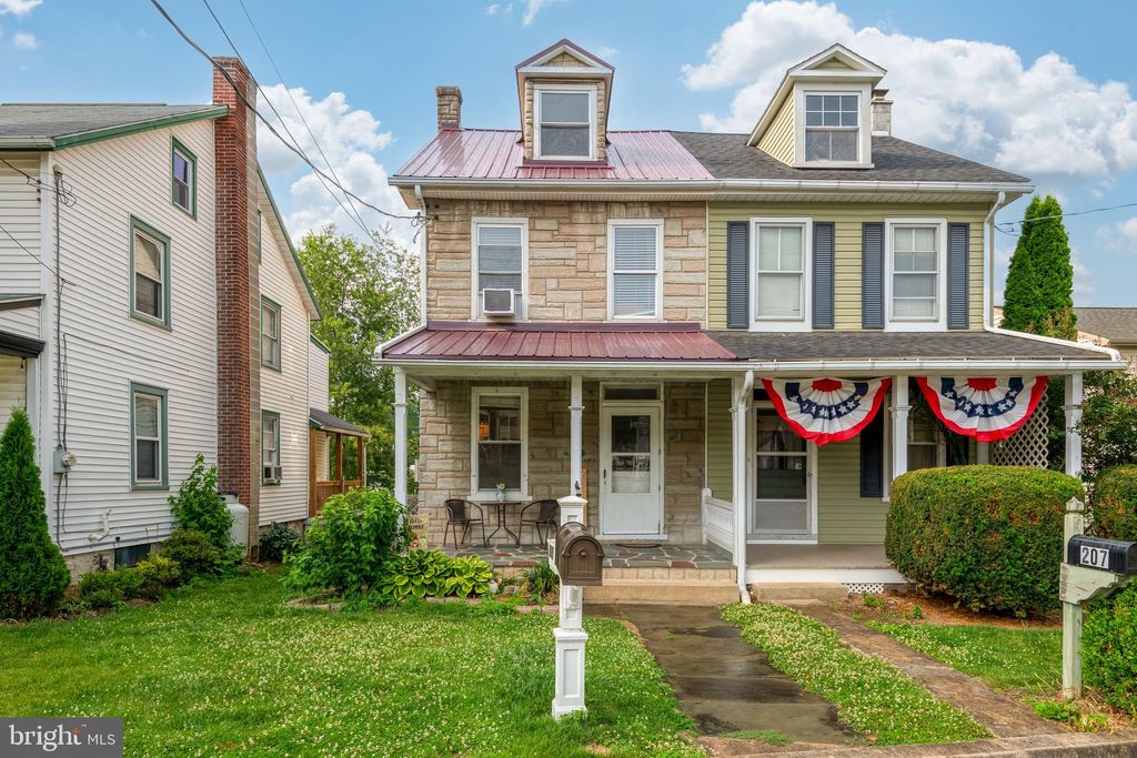 Photo of 205 E NEW ST, MOUNTVILLE, PA 17554 (MLS # PALA2036982)