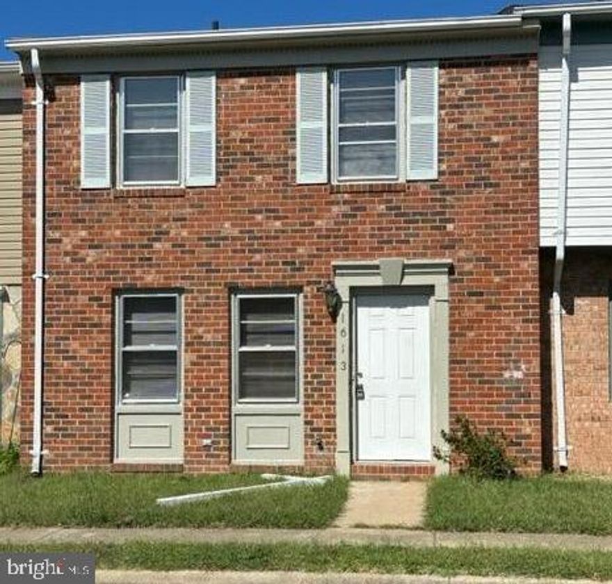 Great starter home.  New carpet, freshly painted.  Large rooms in this three-bedroom 
townhouse in South Stafford. Privacy fence, covered patio, and attached storage shed.