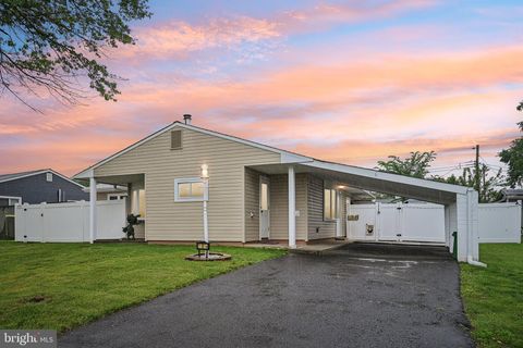 6 SWAN LANE LEVITTOWN PA 19055