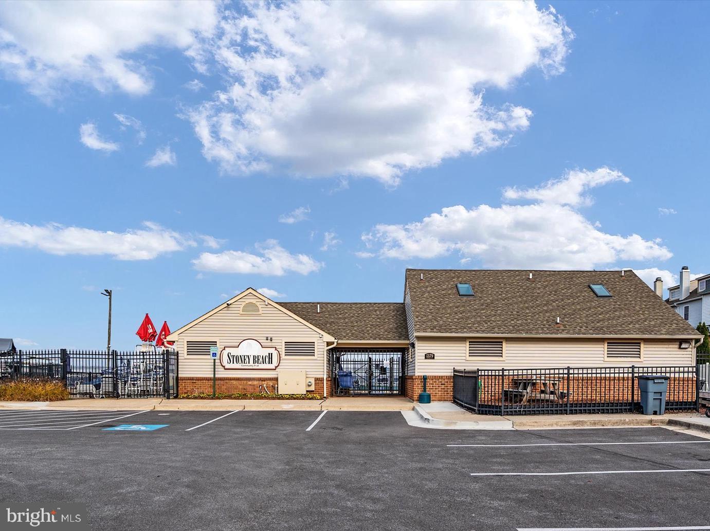 STONEY BEACH - Residential