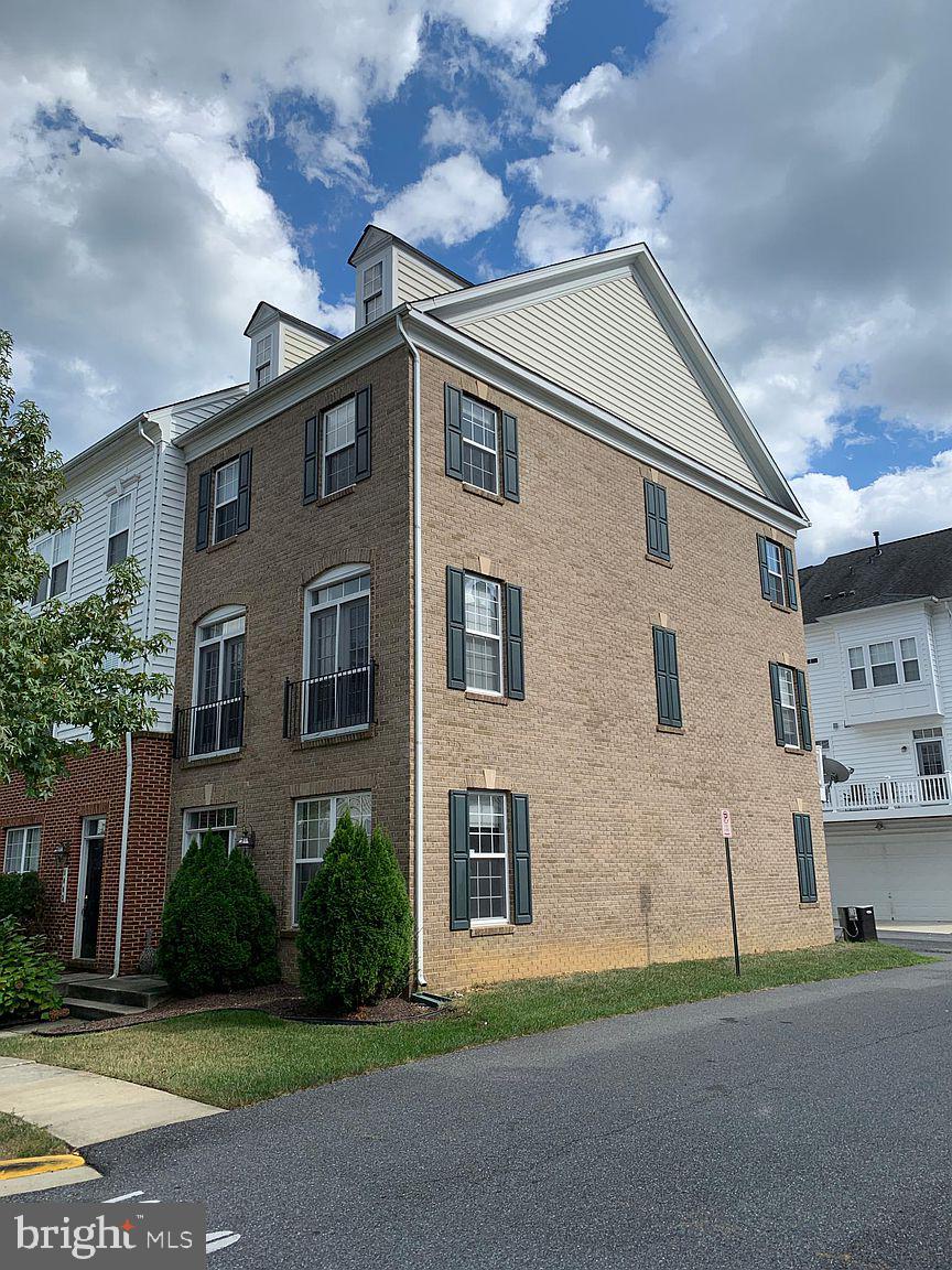 VICTORY PROMENADE - Residential Lease