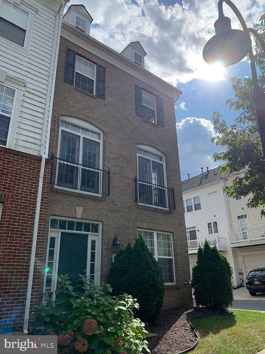 VICTORY PROMENADE - Residential Lease