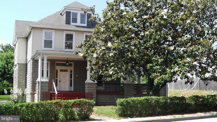 VERY LARGE 5 BED 2.5 BATH COLONIAL ON .35ac. HARDWOOD FLOORS. UPDATED KITCHEN.