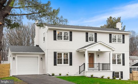 Photo of 437 Glyndon Street NE, VIENNA, VA 22180 (MLS # VAFX2296574)