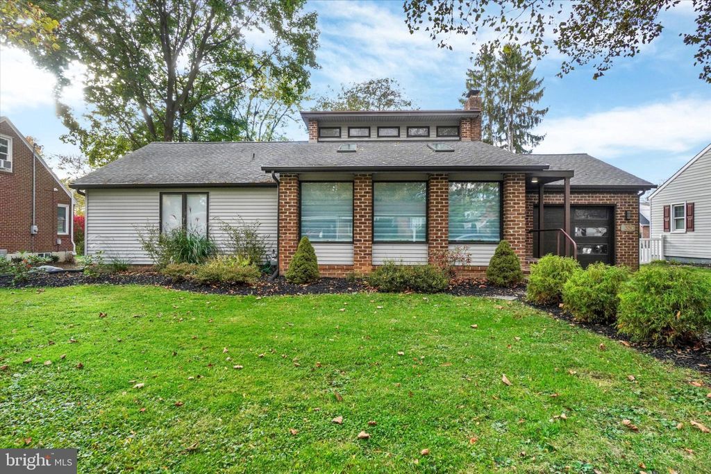 Photo of 350 S Royal Street, YORK, PA 17402 (MLS # PAYK2092432)