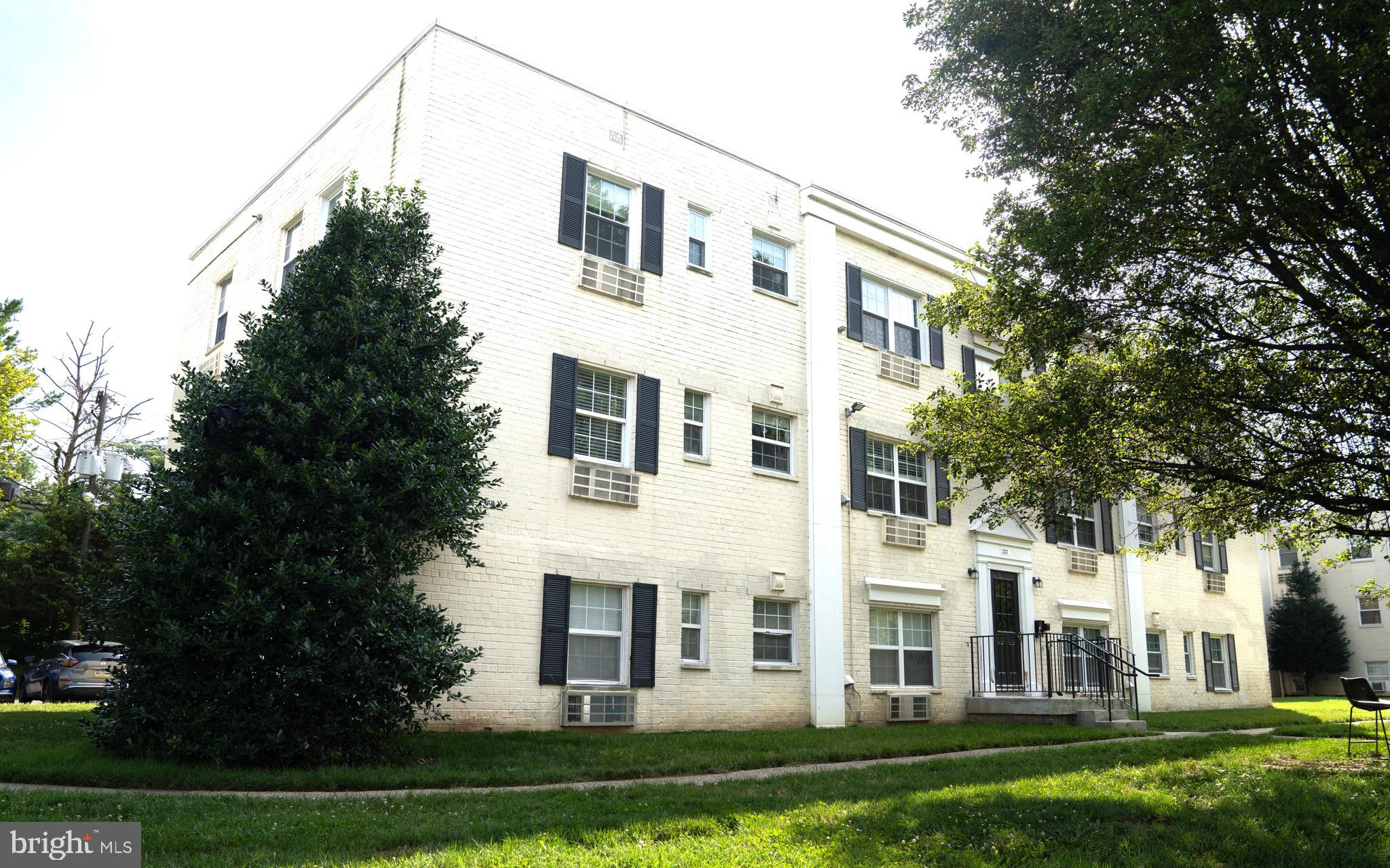 Price reduced by 5K! Don’t miss this beautifully updated 1BR, 1BA condo in the heart of Huntington! Renovated in 2020 and rarely used with a modern kitchen, stainless steel appliances, wood flooring, updated bathroom, and large exhaust vent. Freshly painted and move-in ready. Features in-unit washer/dryer, two parking spaces, and ample street parking. Condo fee includes gas, water, trash, snow removal, exterior maintenance, and common area care. Unbeatable location—just 2 blocks to Farrington Metro Station, 1 block to walking trails, and minutes to bus stops, Huntington Community Center, Old Town Alexandria, Route 495, I-395, I-95, and Reagan National Airport. Convenient to shops, restaurants, and parks. Perfect for commuters, city lovers, and those seeking a quiet, convenient home. Schedule your tour today!