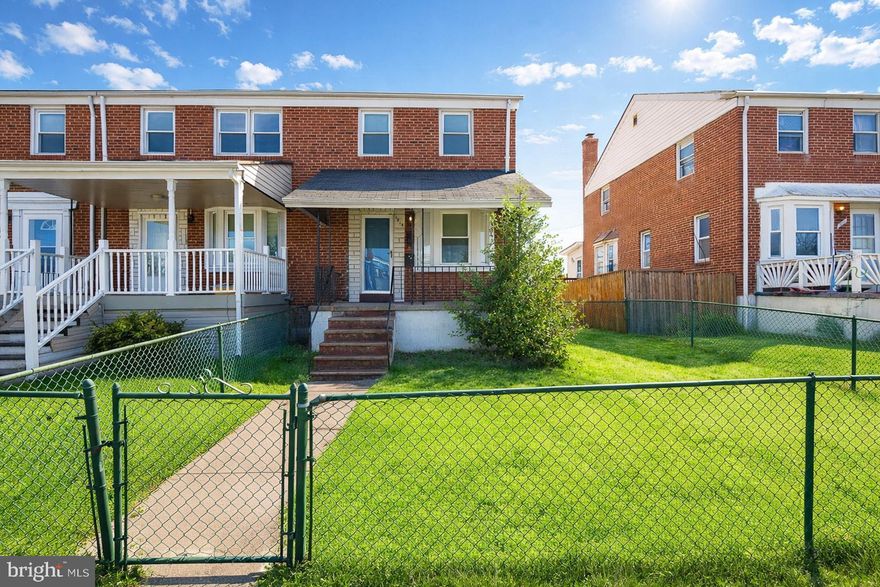 Beautiful 3 bedroom townhome that backs up to amazing water views.  Fresh paint, new flooring, tiled bathroom, granite  counters, brand new kitchen cabinets. If you are looking for that new home feel at a reasonable price- look no further. The partially finished basement offers options for a recreation room, craft room or home office. Grab this one before it's gone!
Roof 7 years old, all new windows except 2 , new rear deck