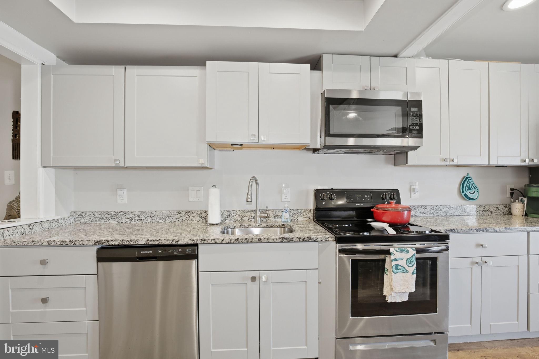 CENTER COURT - Residential