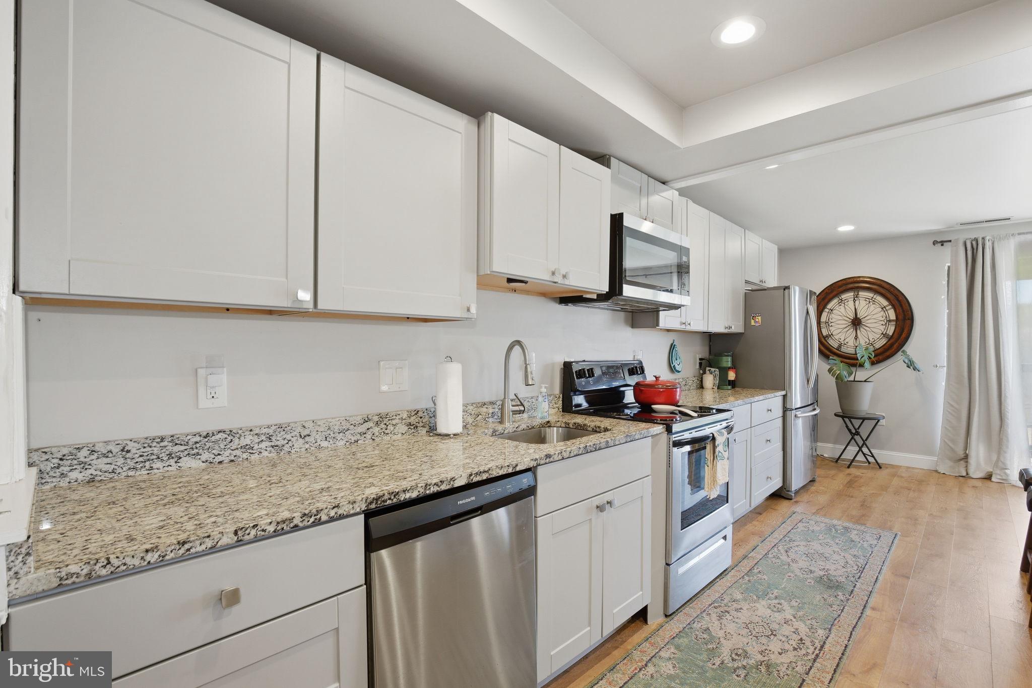 CENTER COURT - Residential